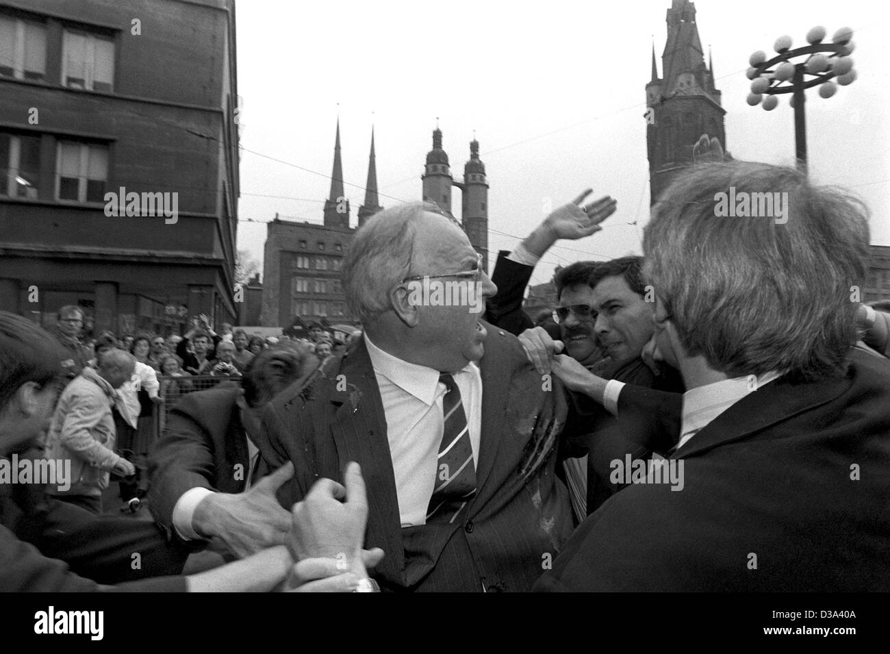 (Dpa) file - Dopo Helmut Kohl era stato colpito da uova durante la sua visita a Halle, l'arrabbiato "cancelliere della unità' cerca di rendere il suo modo attraverso la gentile folla per trovare i tubi espulsori, 10 maggio 1991. Foto Stock