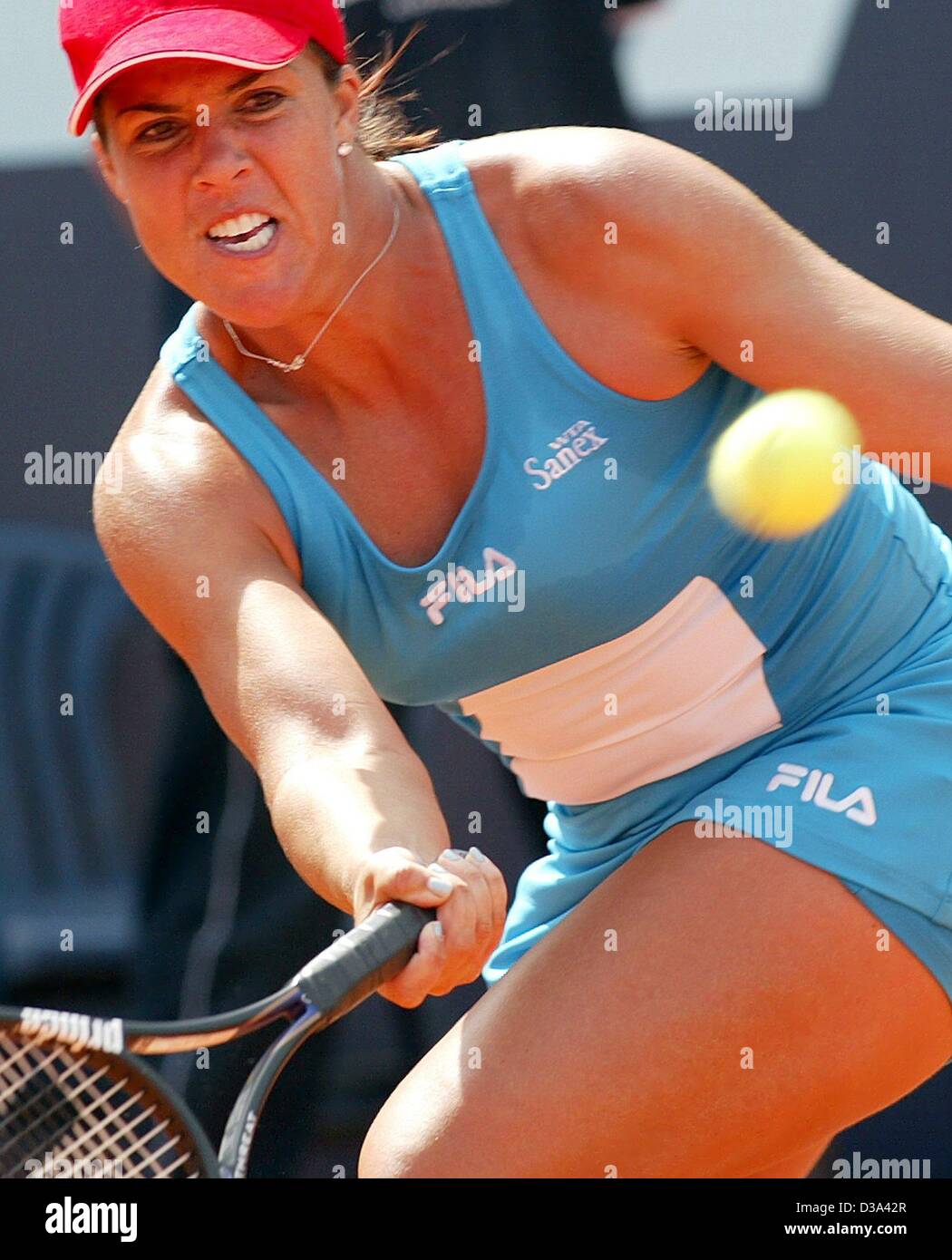 (Dpa) - Noi giocatori di tennis Jennifer Capriati restituisce una palla durante le donne del German Open di Berlino, 10 maggio 2002. Foto Stock