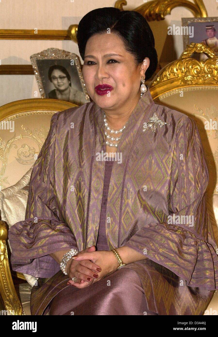 (Dpa) - Queen Sirikit di Thailandia, raffigurato nella Royal Chitralada Palace a Bangkok, Thailandia, 25 giugno 2002. Nelle sue camere, la regina ha ricevuto il Presidente tedesco Johannes Rau in udienza, invece di suo marito Re Bhumibol Adulyadej, che stava recuperando da un'operazione. Foto Stock