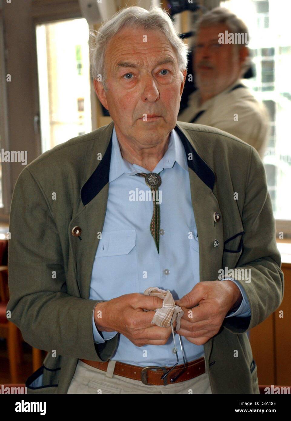 (Dpa) - neo nazista di Manfred Roeder pulisce i suoi occhiali in tribunale regionale di Rostock, Germania, 11 giugno 2002. Il 73-anno-vecchio è accusato di diffamazione againof dello stato, diffamazione e sedizione. Due anni fa, il tribunale regionale ha condannato a due anni e tre mesi di prigione, ma Roeder era stato suc Foto Stock