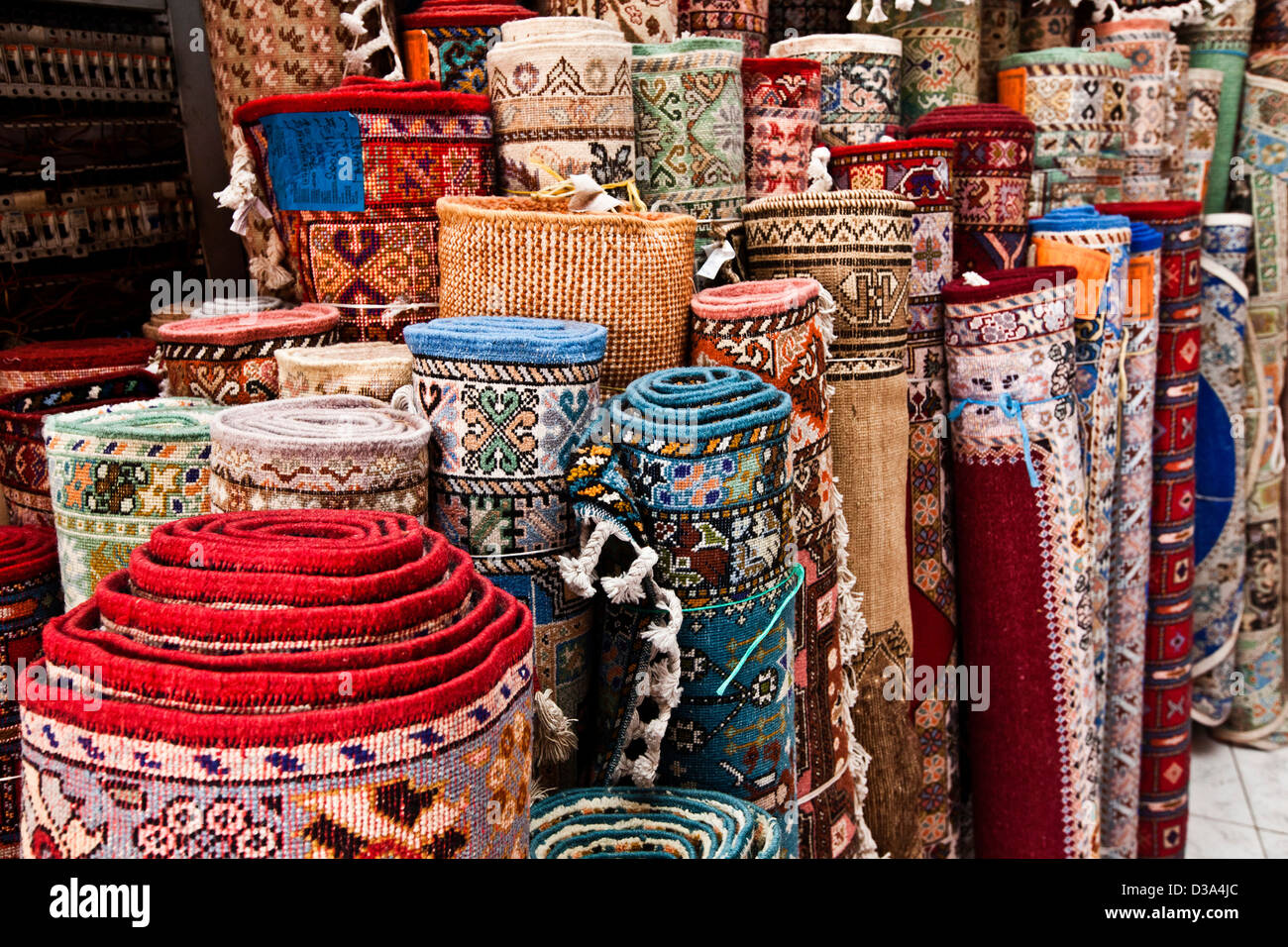 Tappeti per la vendita nel souk di Marrakech, Marocco Foto Stock
