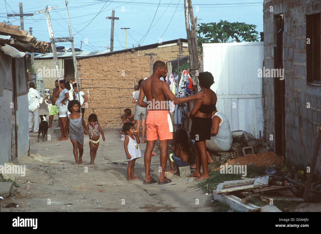 (Dpa) file - chat persone sulle strade della baraccopoli di Recife, Brasile del Nord, ottobre 2000. Le capanne sono costruite di assi di legno, pezzi di stagno e fogli di plastica. Di solito queste capanne sono costituiti da una sola camera, i suoi abitanti vivono spesso di immondizia. Unicef cerca di aiutare i bambini ad una migliore futur Foto Stock