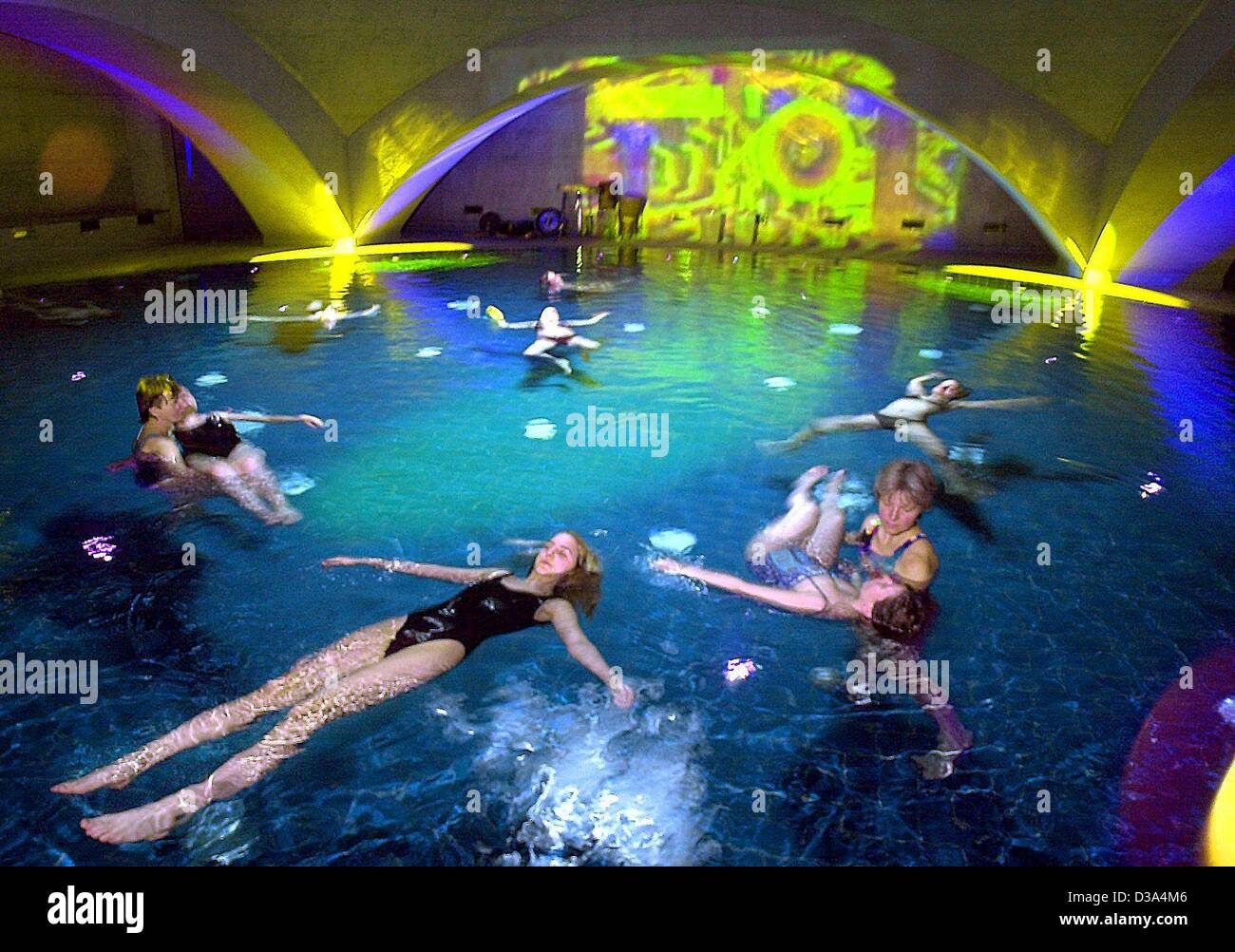 (Dpa) - Una vista del nuovo 'Liquidrome " in Berlino, 7 maggio 2002. La piscina è immersa nelle luci colorate durante i concerti di musica subacquea vengono riprodotti per il galleggiamento e il relax degli ospiti. Foto Stock