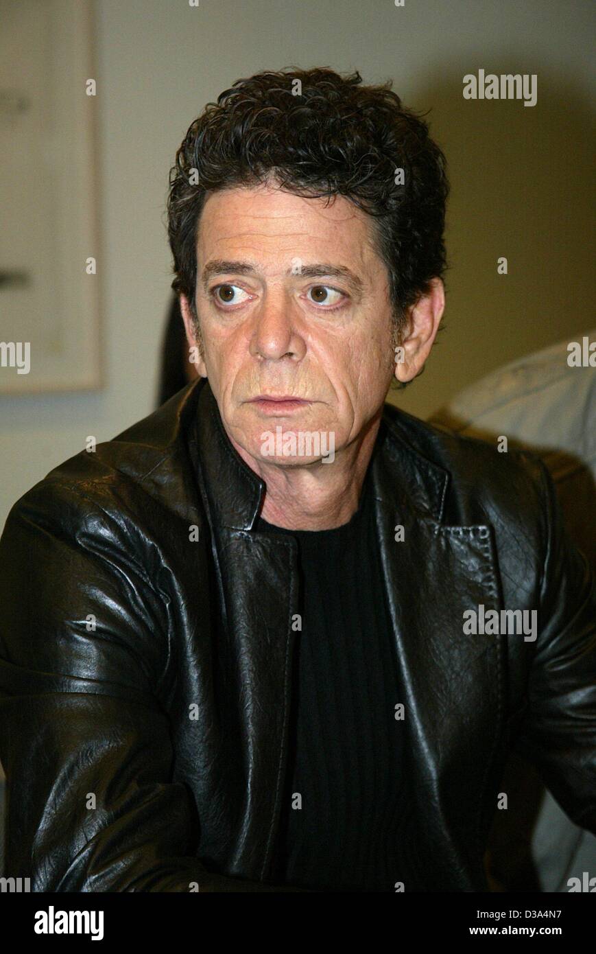 (Dpa) - US rock star Lou Reed ("Fate una passeggiata sul lato selvaggio") illustrato nel corso di una conferenza stampa tenutasi a Berlino, 15 marzo 2002. Foto Stock