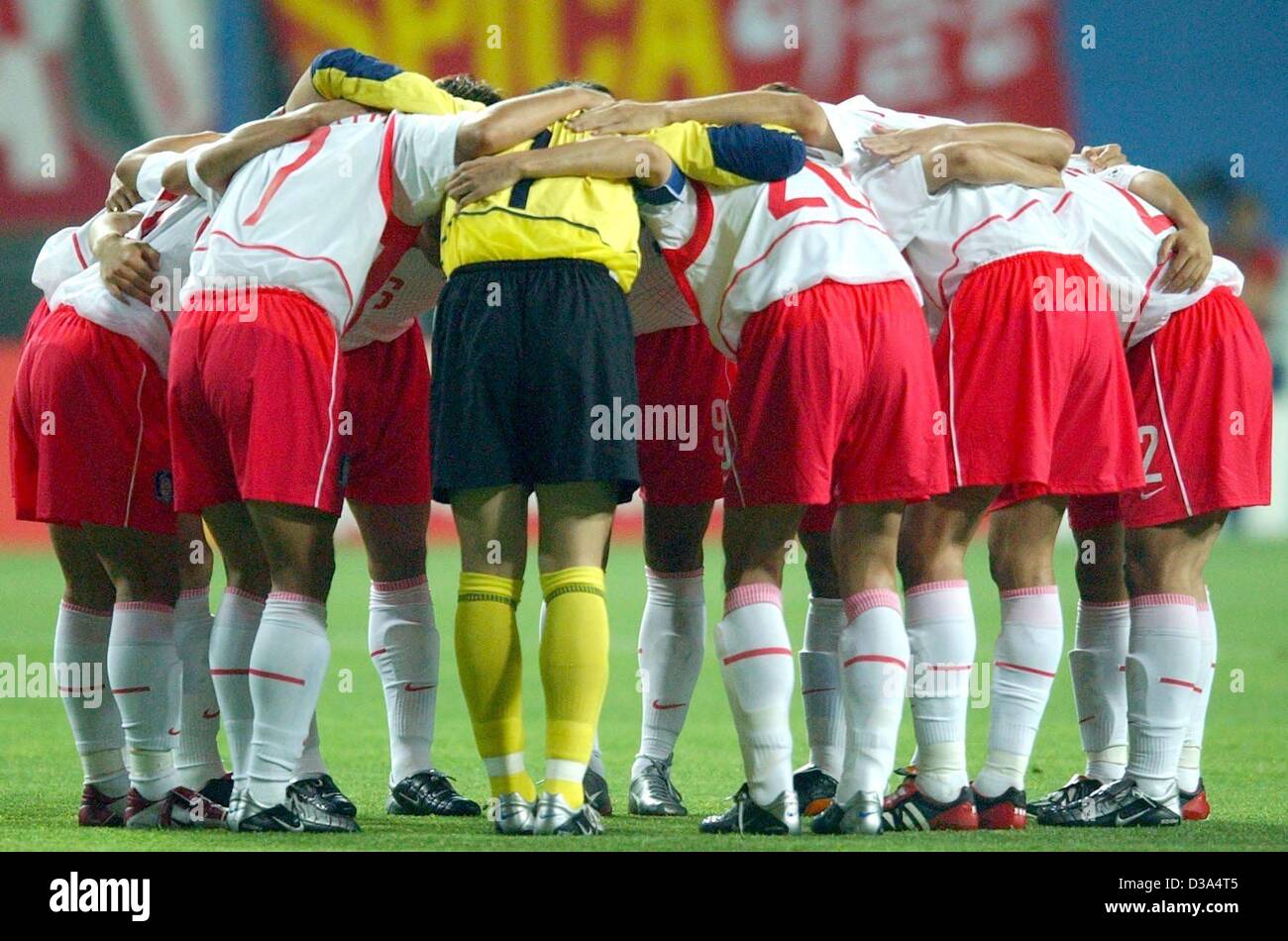(Dpa) - Il sud coreano team raccogliere all'inizio della FIFA World Cup Match contro l'Italia nello stadio di Daejeon, Corea del Sud, 18 giugno 2002. La Corea del Sud ha vinto 2:1 grazie ad un golden goal in tempo extra. Foto Stock