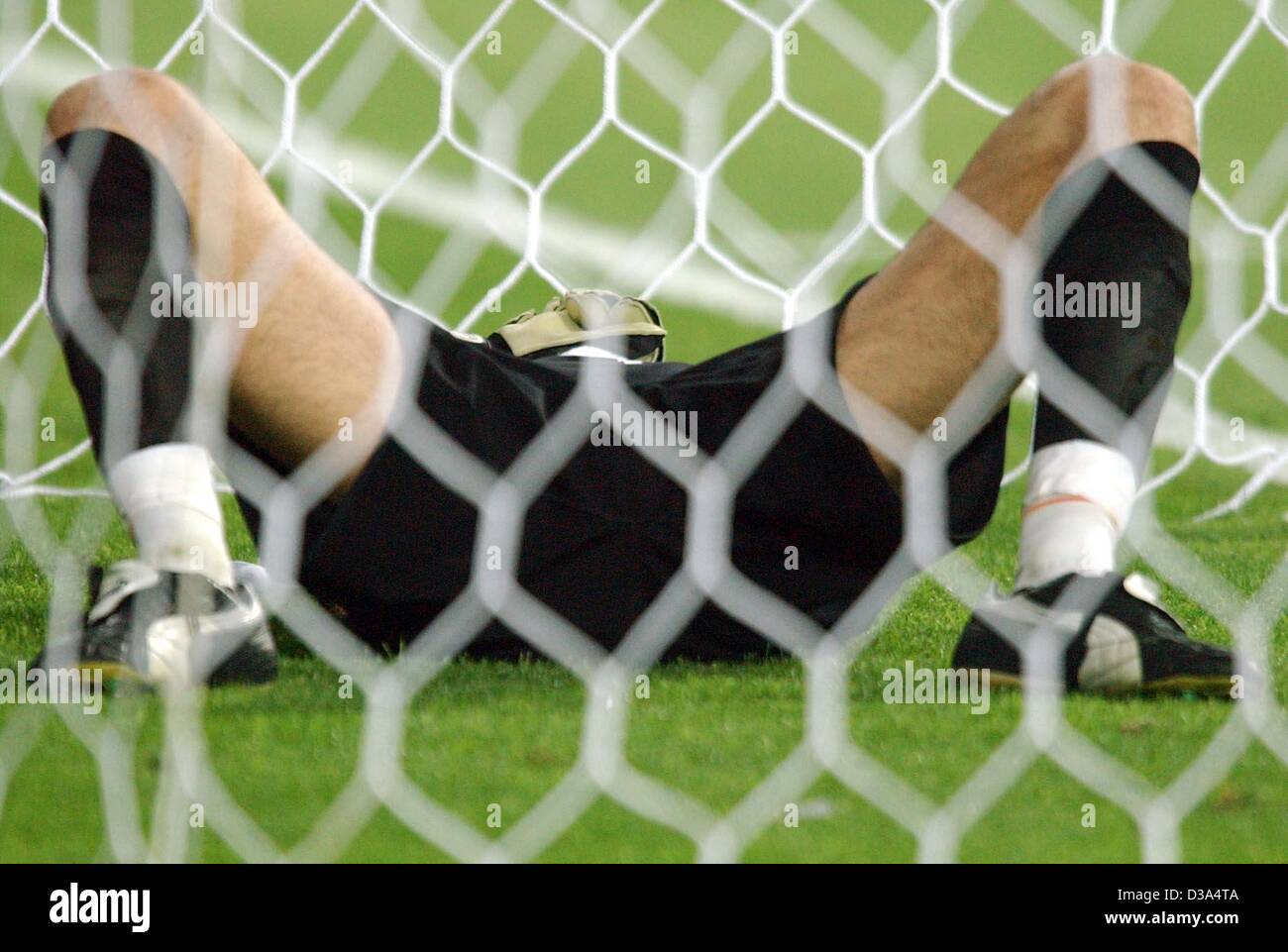 (Dpa) - Italian goalkeeper Gianluigi Buffon giace frustrato sul passo dopo aver perso la FIFA World Cup match contro la Corea del Sud nello stadio di Daejeon, Corea del Sud, 18 giugno 2002. La Corea del Sud ha vinto 2:1 grazie ad un golden goal in tempo extra. Foto Stock