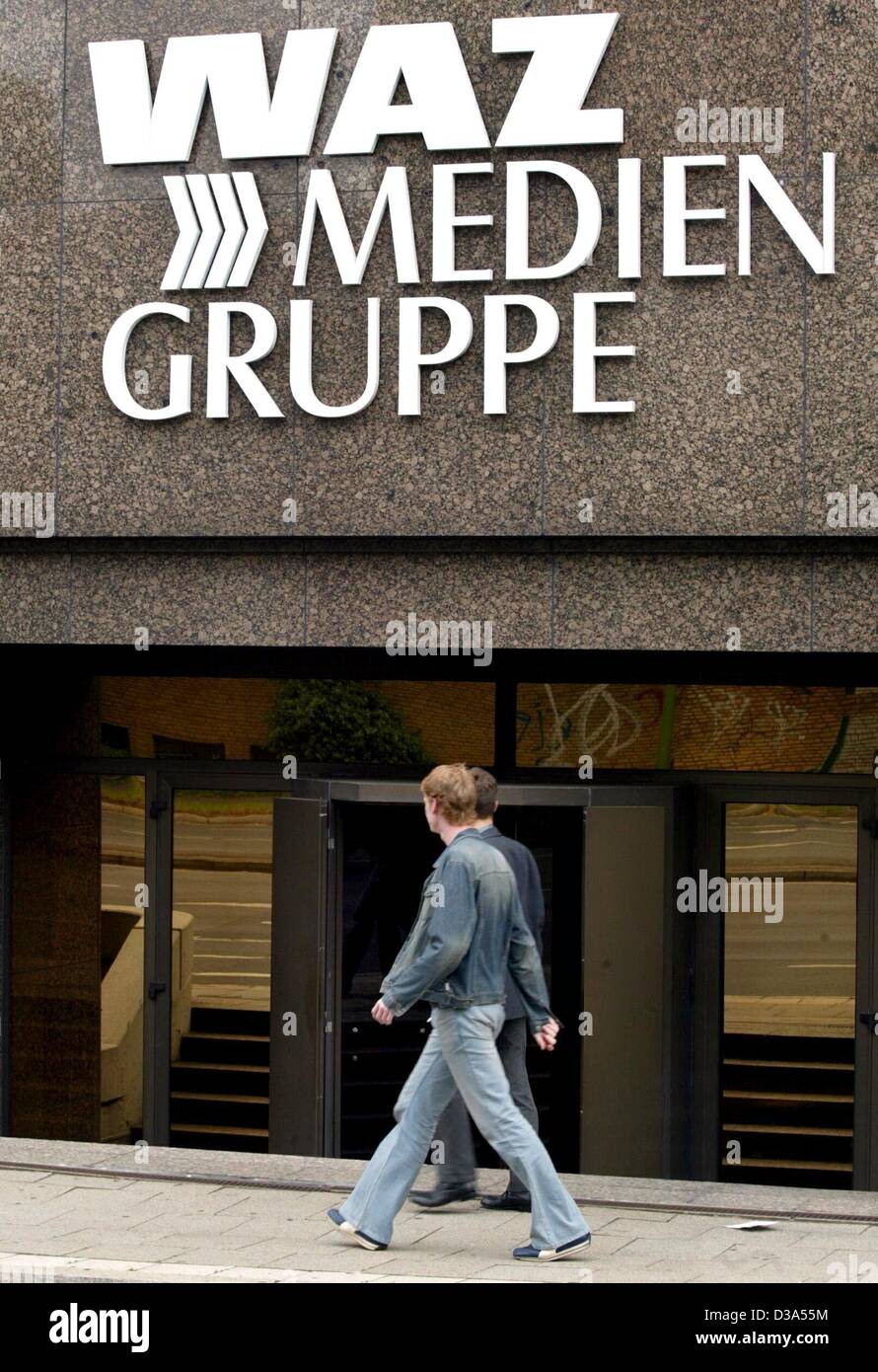 (Dpa) - vista dell'ingresso dell'edificio sede del WAZ Mediengruppe in Essen, 10 giugno 2002. Secondo la società, il WAZ Media Group è coinvolta nei negoziati di prendere in consegna le parti di fallimento Kirch Media. Foto Stock