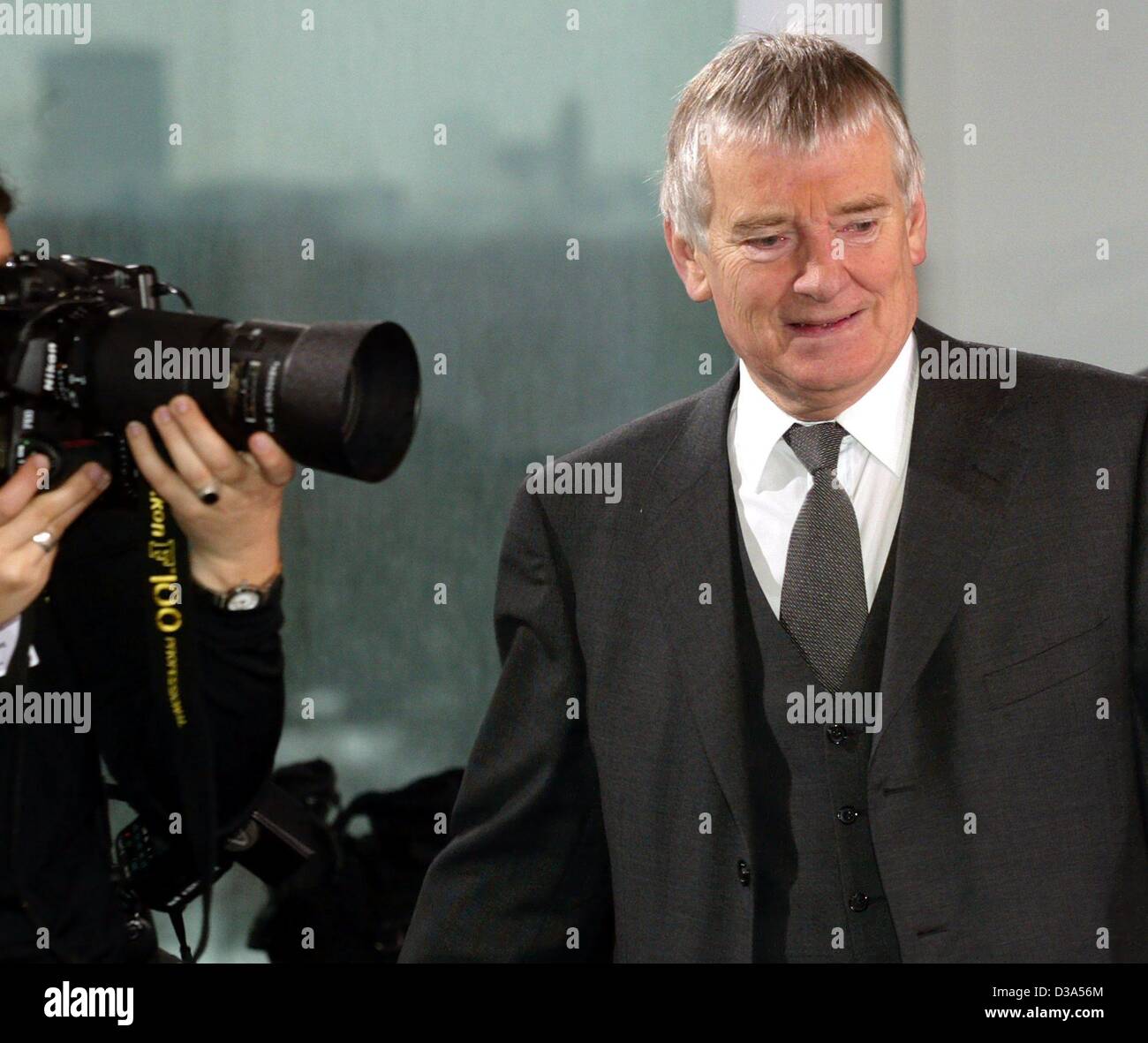 (Dpa) - Otto Schily, ministro tedesco degli interni, è al centro dell attenzione dei media nel corso di una riunione a Berlino, 20 febbraio 2002. Foto Stock