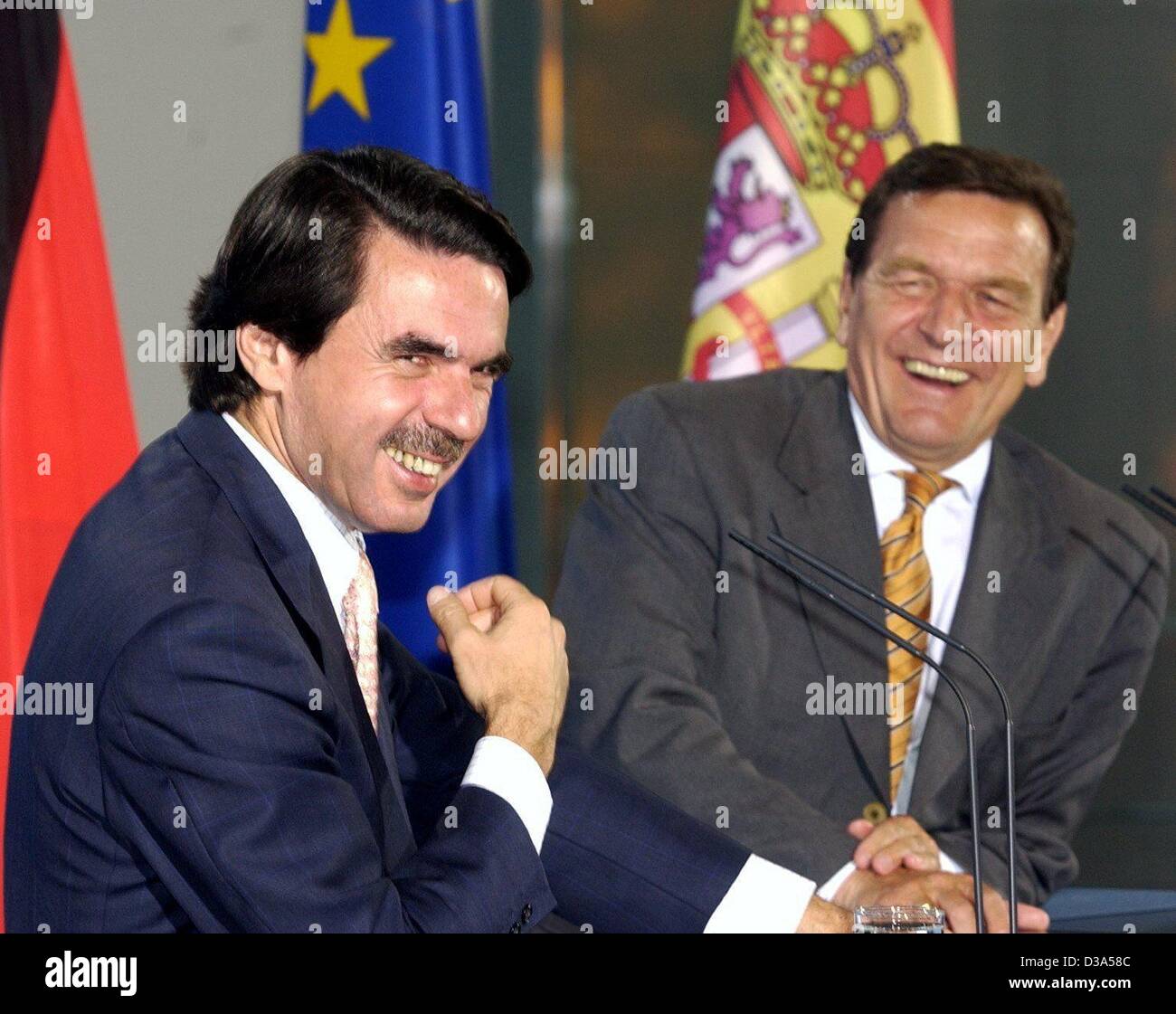 (Dpa) - Il Primo ministro spagnolo e presidente in carica del Consiglio UE, Jose-Maria Aznar (L), e il cancelliere tedesco Gerhard Schroeder ridere nel corso di una conferenza stampa tenutasi a Berlino il 3 giugno 2002. Aznar venuto in Germania in occasione del suo "Tour de Capitale' precedente per il Consiglio europeo di Siviglia. Foto Stock