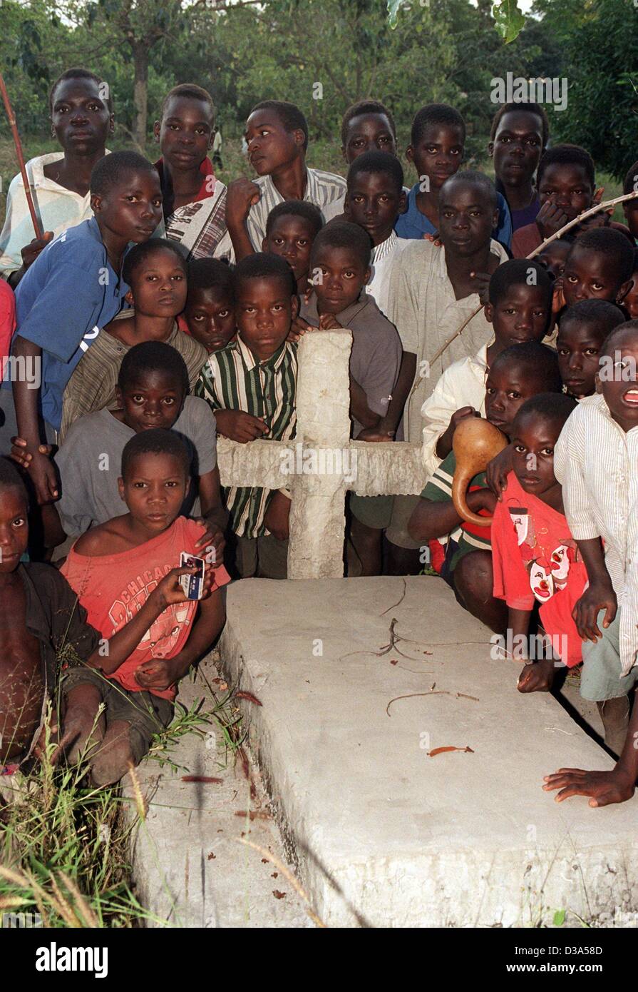 (Dpa) - orfani si raccolgono intorno ad un grave nel villaggio di Kalambo, nord del Malawi, 13 giugno 2001. L' Unicef supporta prodotti per la cura del bambino progetti nel villaggio che ha una alta percentuale di aiuti le persone infette, tra di loro i bambini che hanno appena acquisito l'infezione nel grembo. Molti bambini hanno perso i loro genitori e ca Foto Stock