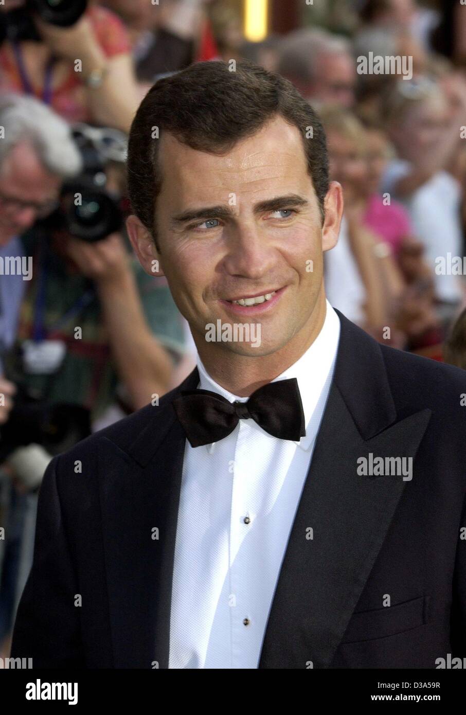 (Dpa) - Il Principe Ereditario Felipe di Spagna sorrisi come egli arriva alla reception prima del matrimonio della Principessa Maertha Louise di Norvegia a Trondheim, 23 maggio 2002. Il giorno successivo, Maertha Louise sposò il suo fidanzato, controverso autore Ari Behn, con 1800 gli ospiti presenti. Foto Stock