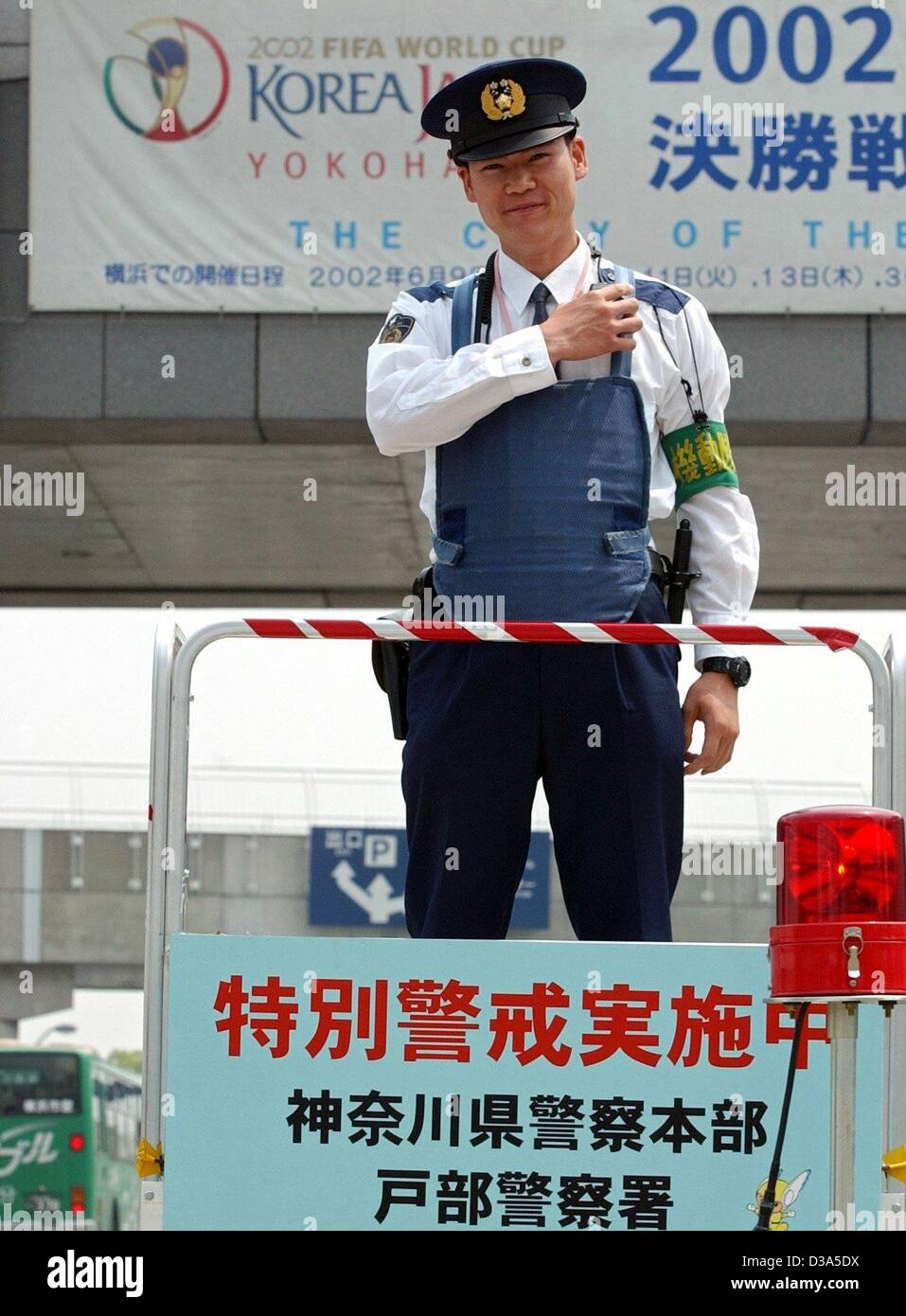 (Dpa) - un poliziotto in un giubbotto antiproiettile sorge su una torre di guardia all'entrata del centro dei mezzi di informazione indipendenti (IMC) a Yokohama, Giappone, 31 maggio 2002. Il giorno successivo la Coppa del Mondo FIFA 2002 in Giappone e Repubblica di Corea è stata aperta in Seoul. Foto Stock