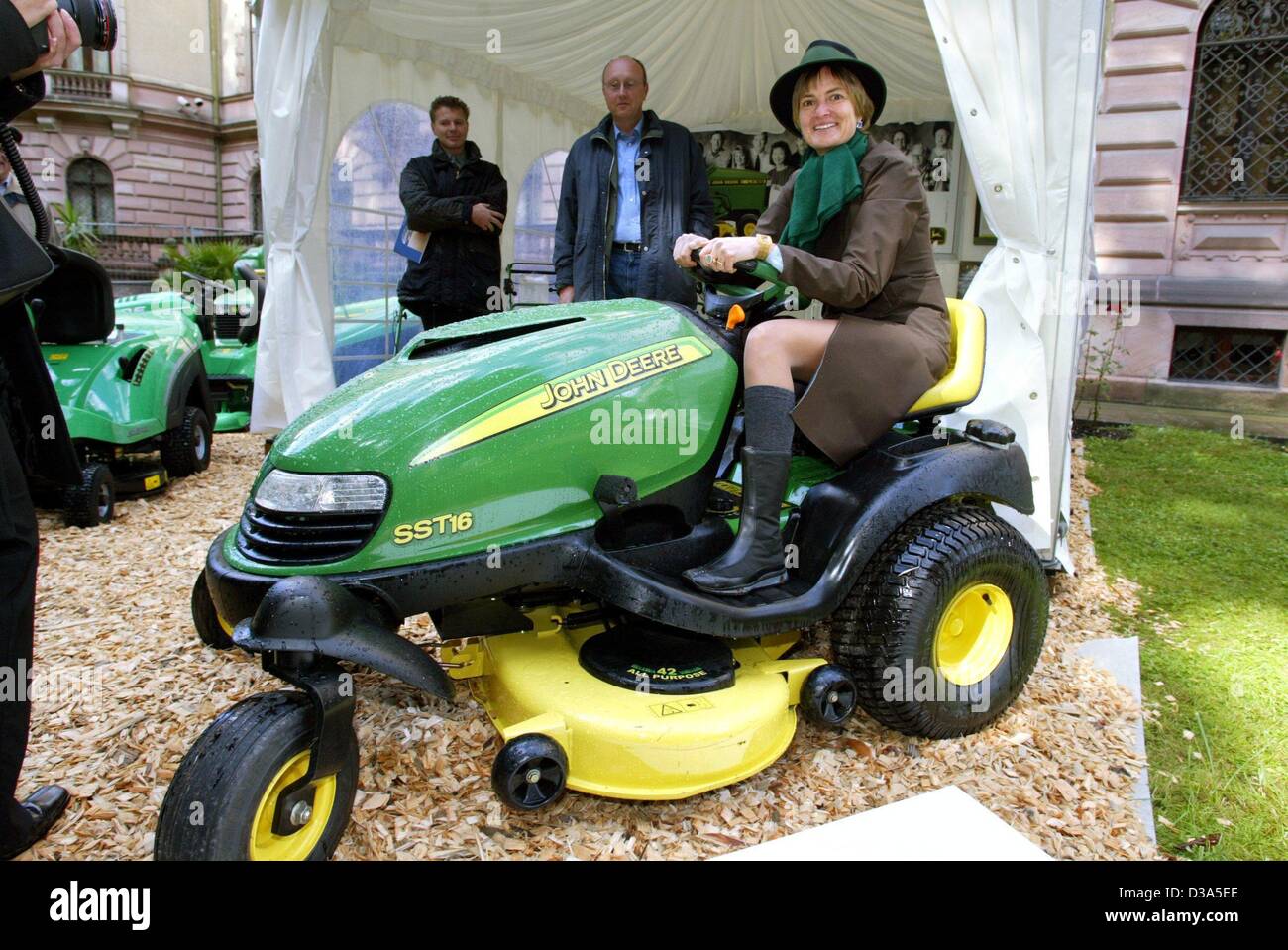 (Dpa) - Principessa Gloria von Thurn und Taxis pone su un tosaerba durante la fase di apertura del giardino esclusivo mostra 'Classics & Giardini' nei giardini del suo palazzo Sankt Emmeram a Regensburg, Germania, 27 settembre 2002. Il giardino di lusso mostrano, in cui arredi, piante, statue e vino erano prese Foto Stock