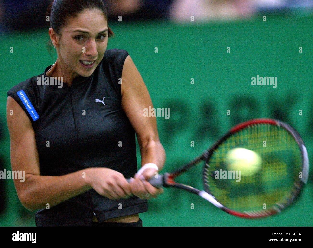 (Dpa) - Federazione Tennis player Anastasia MYSKINA svolge un scritto durante la partita finale del XIII International Sparkassen Cup torneo WTA a Leipzig, Germania, 29 settembre 2002. Myskina perde 3:6 e 2:6 Contro Serena Williams. Foto Stock