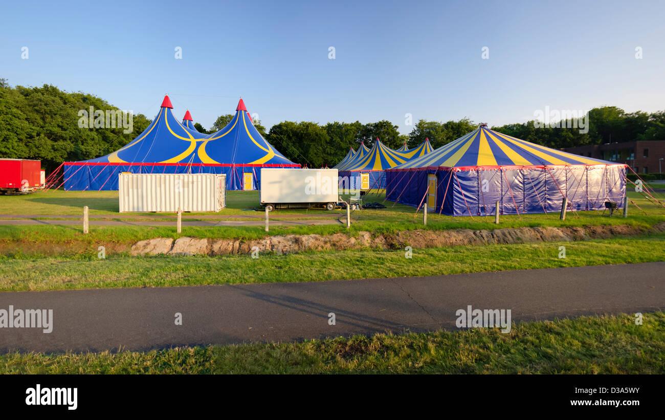 Diversi circus tende nella calda luce del tramonto Foto Stock