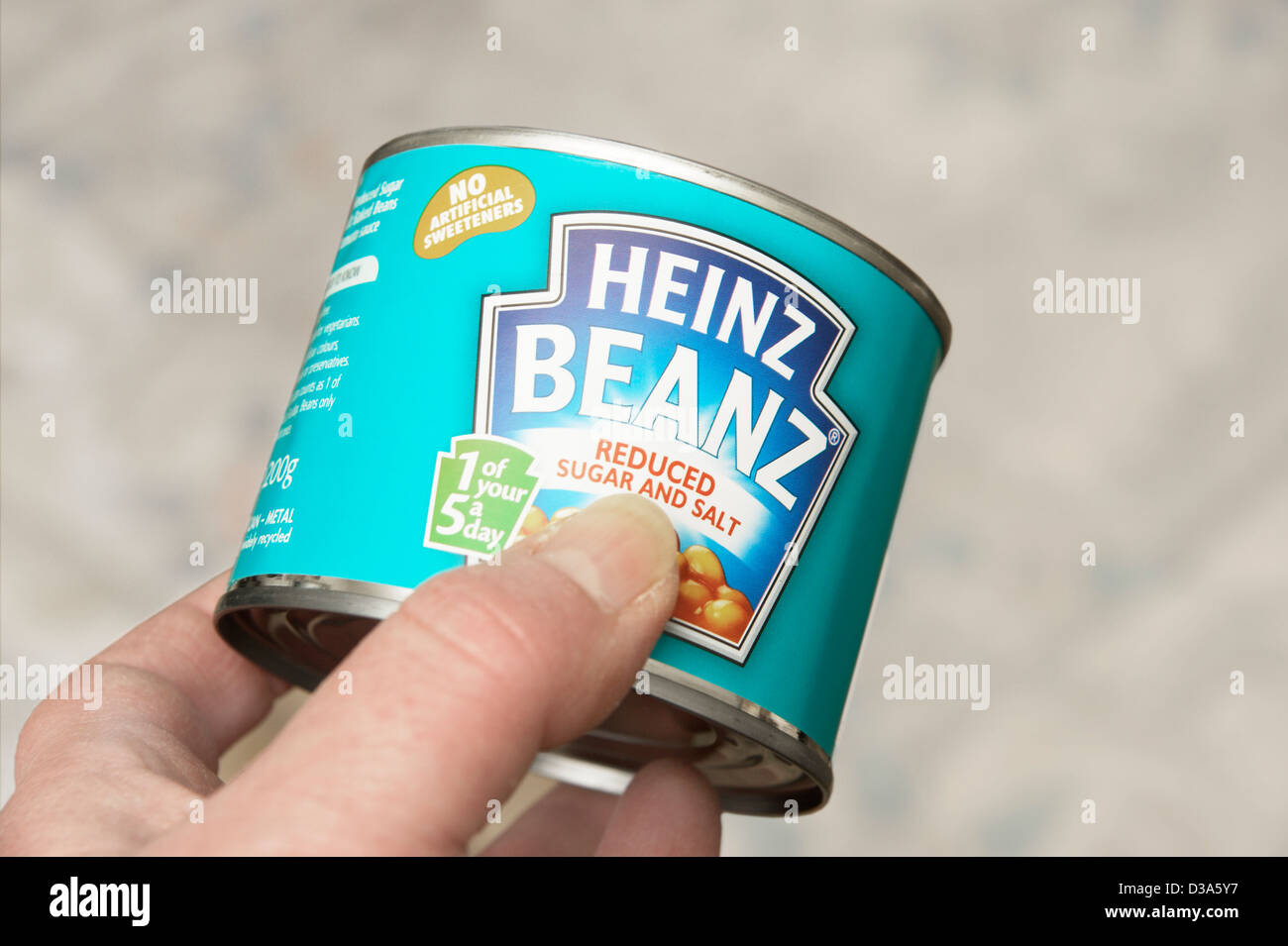 Donna che guarda un stagno di Heinz Beanz fagioli con ridotto di zucchero & sale Foto Stock
