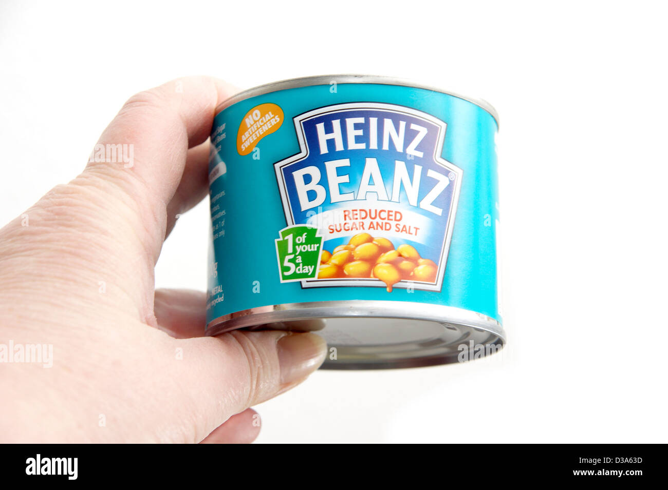 Donna che guarda un stagno di Heinz Beanz fagioli con ridotto di zucchero & sale Foto Stock