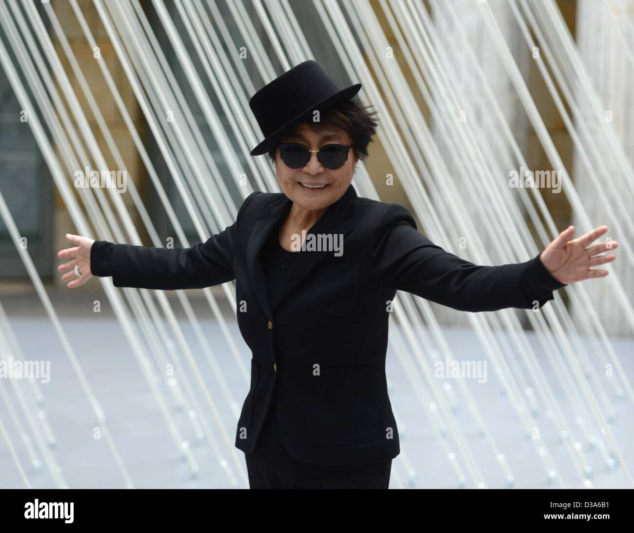 Francoforte, Germania. 14 febbraio 2013. Vedova di Lennon Yoko Ono pone presso la Schirn Kunsthalle di Francoforte sul Meno, Germania, 14 febbraio 2013. Quattro giorni prima del suo ottantesimo compleanno l'artista apre la sua mostra 'Yoko Ono. Metà-A-vento Show' con le sue opere. Il exhibiiton è aperta fino al 12 maggio. Foto: ARNE DEDERT/dpa/Alamy Live News Foto Stock