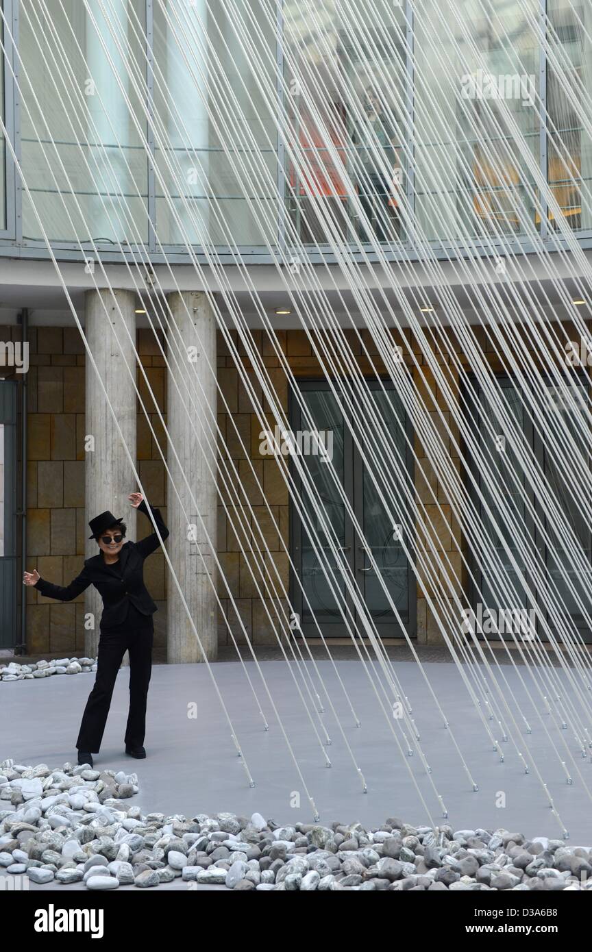 Francoforte, Germania. 14 febbraio 2013. Vedova di Lennon Yoko Ono pone di fronte la sua installazione "fiume letti" presso la Schirn Kunsthalle di Francoforte sul Meno, Germania, 14 febbraio 2013. Quattro giorni prima del suo ottantesimo compleanno l'artista apre la sua mostra 'Yoko Ono. Metà-A-vento Show' con le sue opere. Il exhibiiton è aperta fino al 12 maggio. Foto: ARNE DEDERT/dpa/Alamy Live News Foto Stock