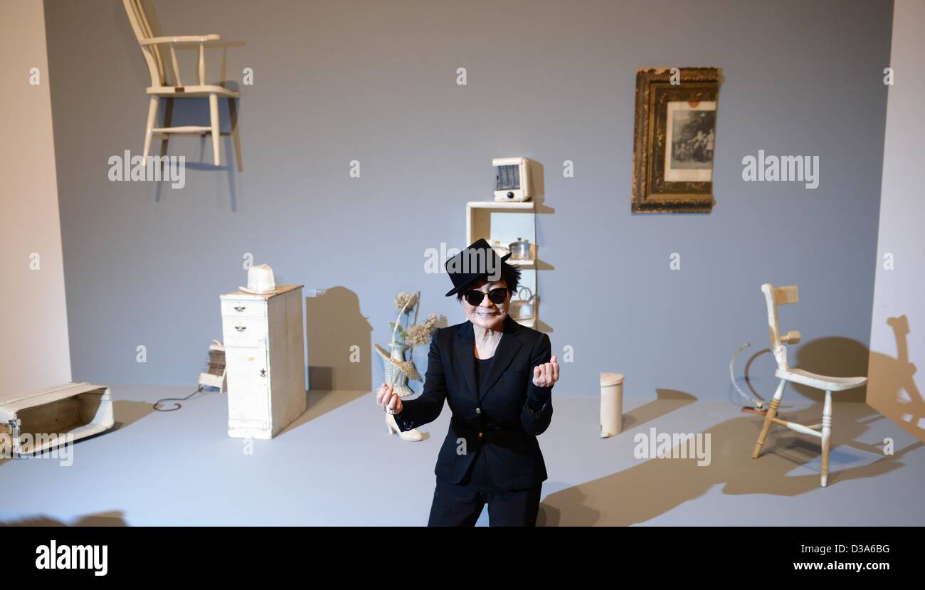 Francoforte, Germania. 14 febbraio 2013. Vedova di Lennon Yoko Ono pone di fronte la sua installazione 'half-A-camera (1967)" presso la Schirn Kunsthalle di Francoforte sul Meno, Germania, 14 febbraio 2013. Quattro giorni prima del suo ottantesimo compleanno l'artista apre la sua mostra 'Yoko Ono. Metà-A-vento Show' con le sue opere. Il exhibiiton è aperta fino al 12 maggio. Foto: ARNE DEDERT/dpa/Alamy Live News Foto Stock