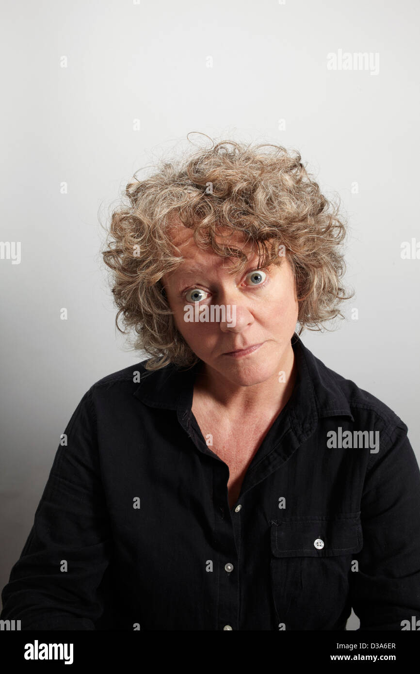 Donna che guarda stupito Foto Stock