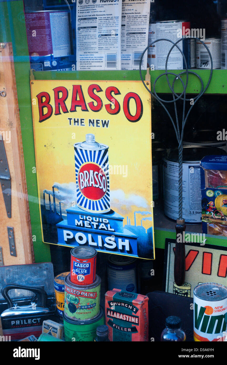 Finestra del tradizionale negozio di hardware in Clifton, Bristol. Foto Stock