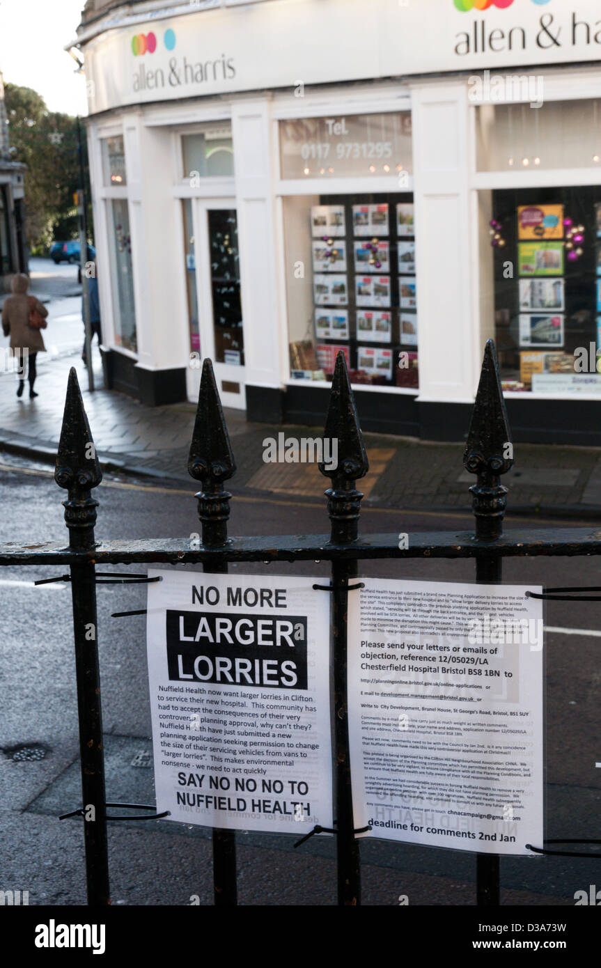 Un avviso e proteste a grandi autocarri pesanti in Clifton, Bristol. Foto Stock