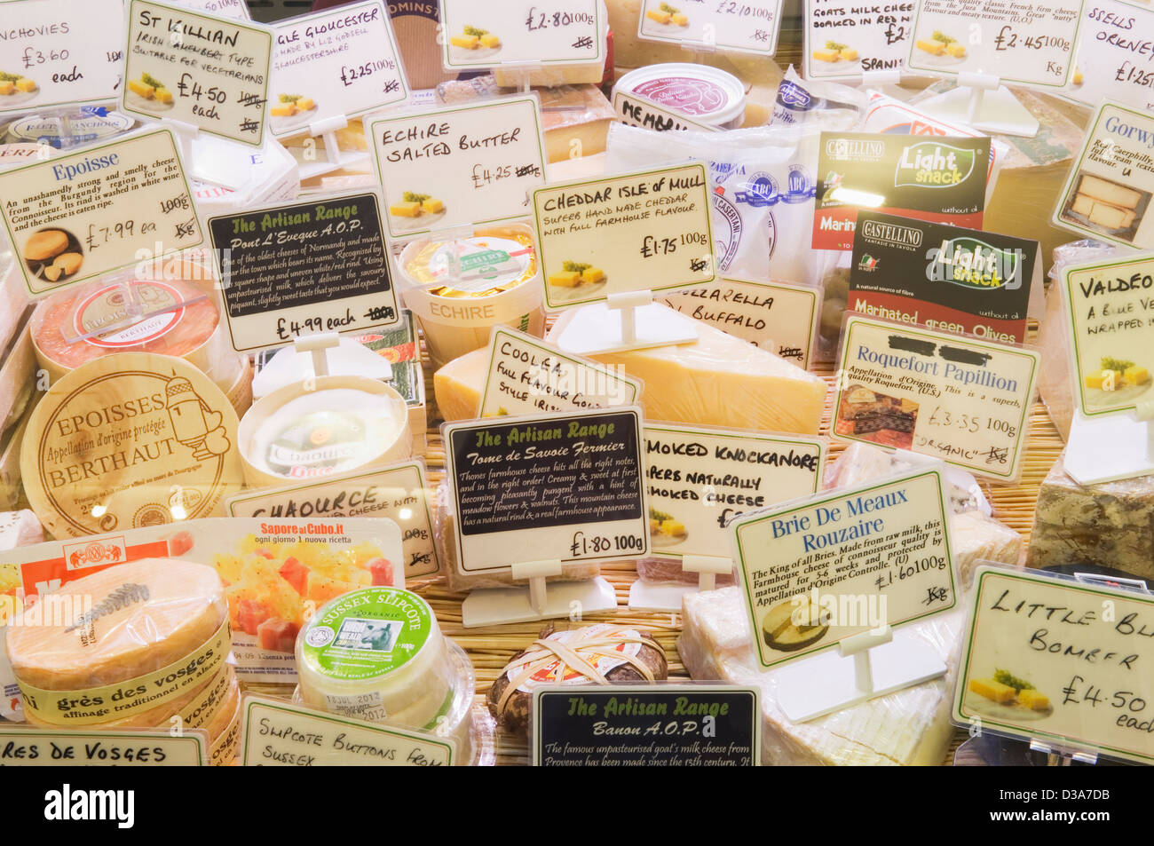 Selezione di formaggi presso un negozio di specialità gastronomiche contatore. Foto Stock