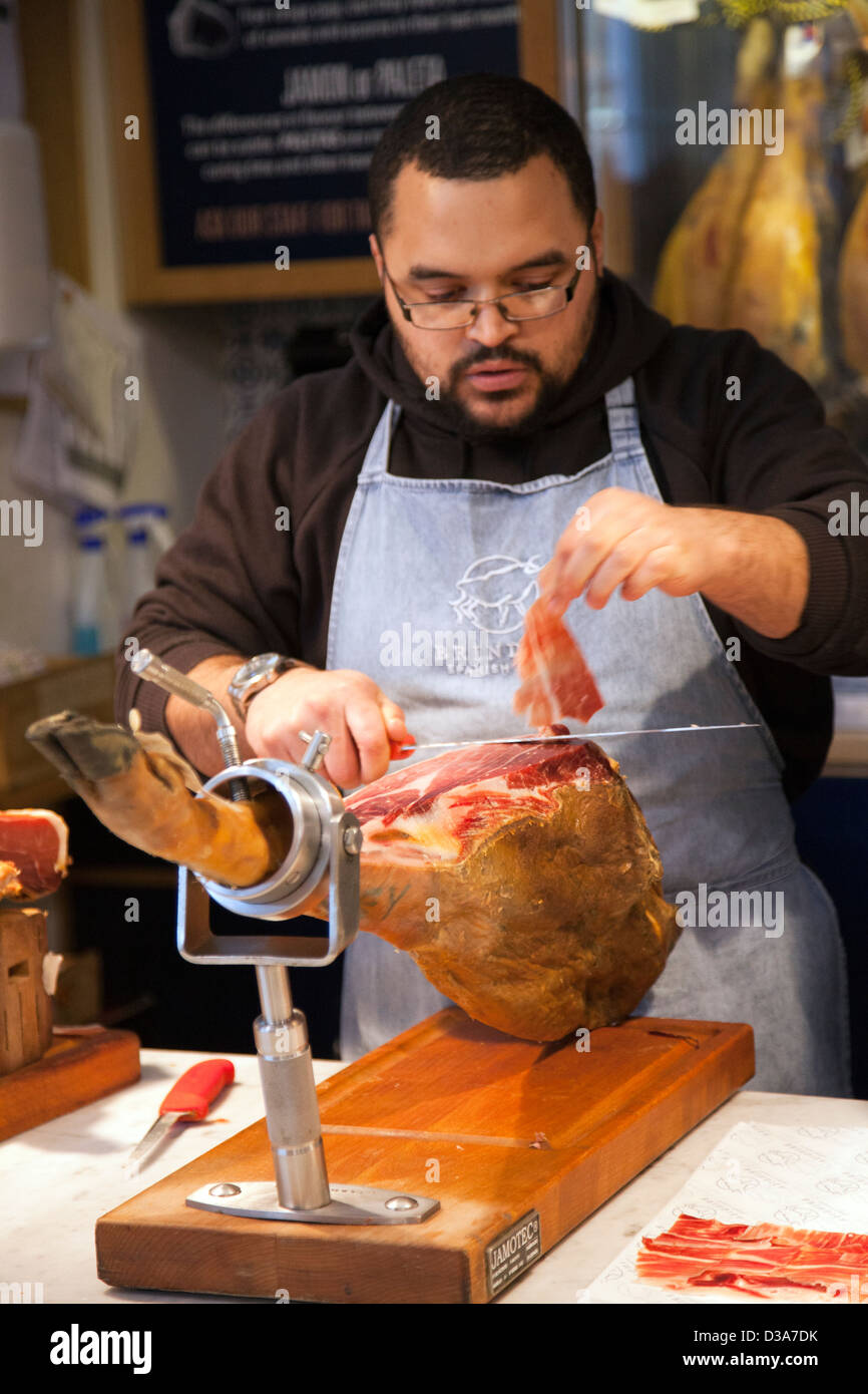 L uomo per affettare Jamon off gamba alla Brandisa Shop a Borough Market in London SE1 - REGNO UNITO Foto Stock