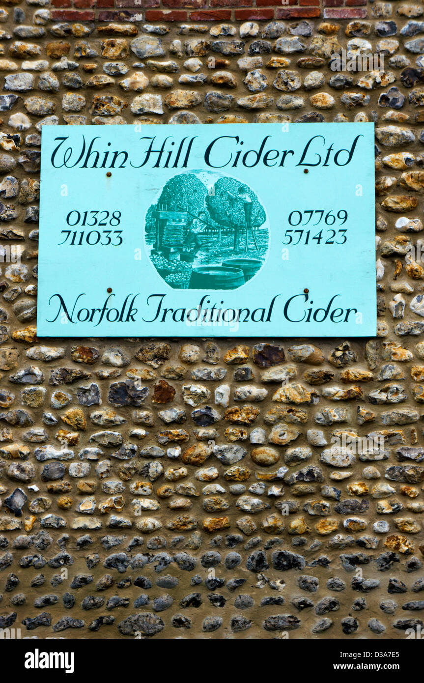 Un segno per la collina Whin sidro Ltd su una parete di pietra focaia in pozzetti-next-il-Mare, Norfolk. Foto Stock