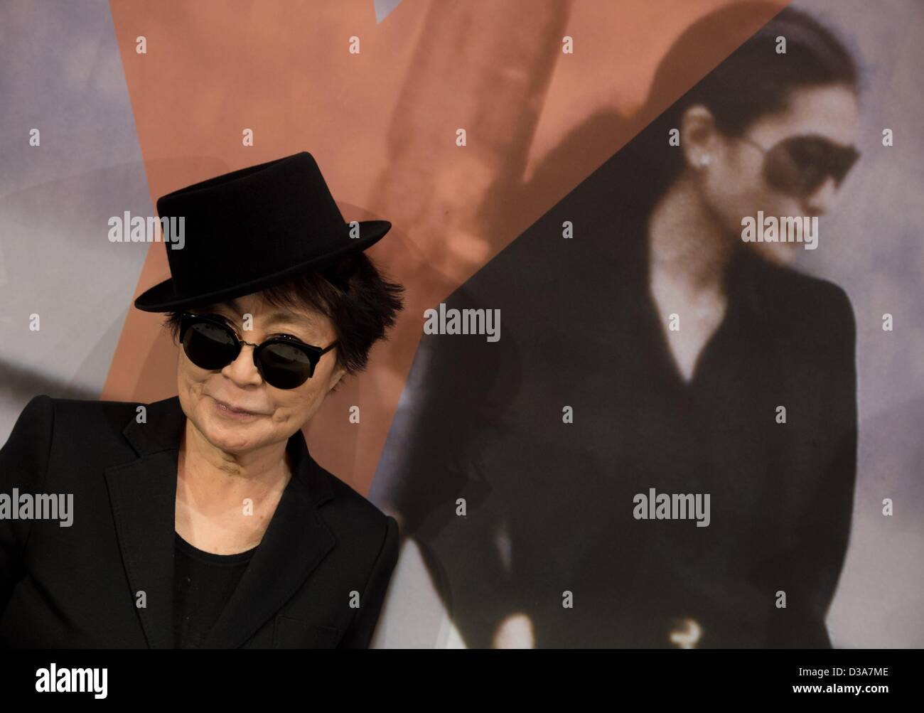 Francoforte, Germania. 14 febbraio 2013. Vedova di Lennon Yoko Ono pone di fronte un cartello nel corso di una conferenza stampa presso la Schirn Kunsthalle di Francoforte sul Meno, Germania, 14 febbraio 2013. Quattro giorni prima del suo ottantesimo compleanno l'artista apre la sua mostra 'Yoko Ono. Metà-A-vento Show' con le sue opere. Il exhibiiton è aperta fino al 12 maggio. Foto: ARNE DEDERT/dpa/Alamy Live News Foto Stock