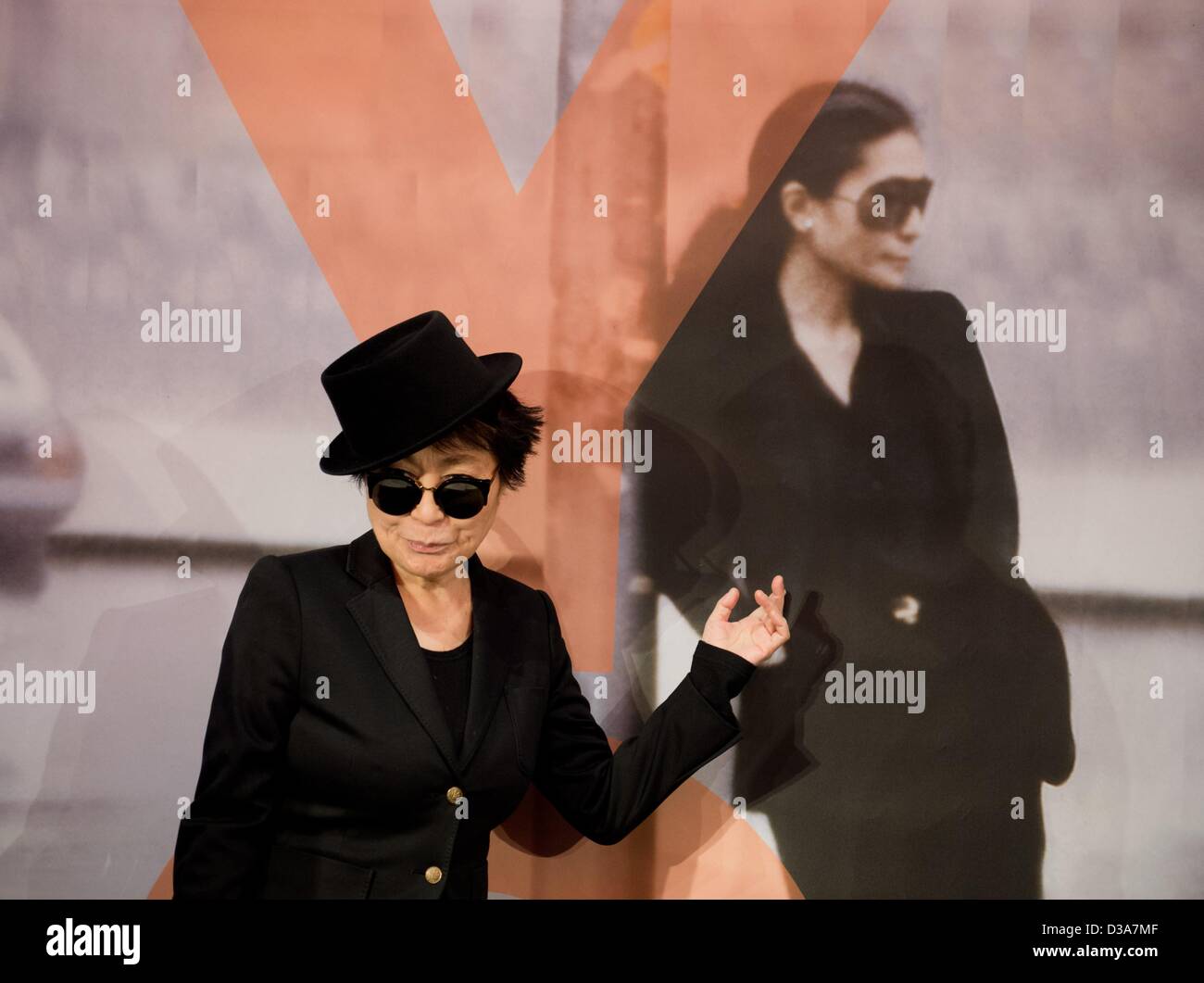 Francoforte, Germania. 14 febbraio 2013. Vedova di Lennon Yoko Ono pone di fronte un cartello nel corso di una conferenza stampa presso la Schirn Kunsthalle di Francoforte sul Meno, Germania, 14 febbraio 2013. Quattro giorni prima del suo ottantesimo compleanno l'artista apre la sua mostra 'Yoko Ono. Metà-A-vento Show' con le sue opere. Il exhibiiton è aperta fino al 12 maggio. Foto: ARNE DEDERT/dpa/Alamy Live News Foto Stock