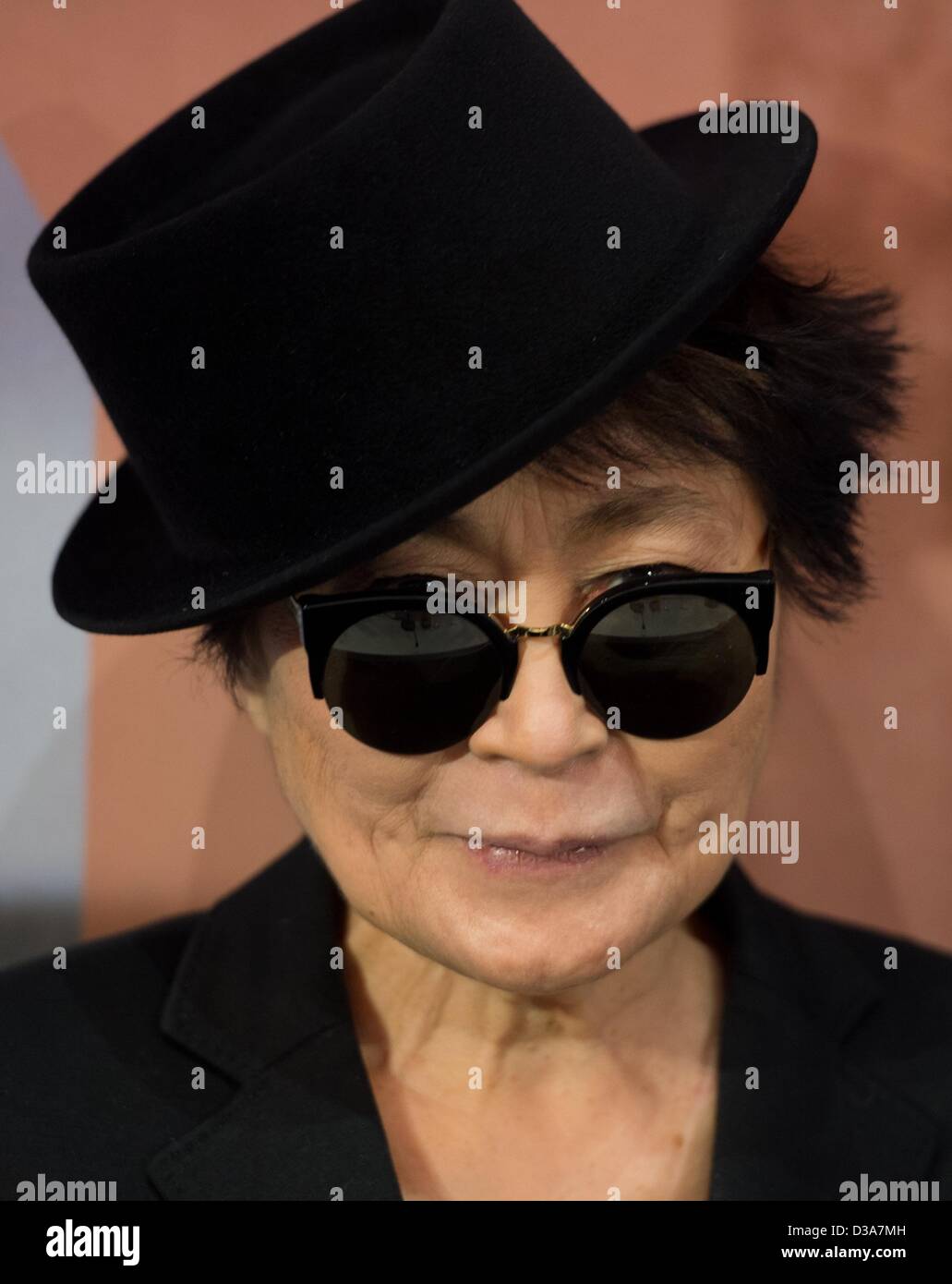 Francoforte, Germania. 14 febbraio 2013. Vedova di Lennon Yoko Ono pone durante una conferenza stampa presso la Schirn Kunsthalle di Francoforte sul Meno, Germania, 14 febbraio 2013. Quattro giorni prima del suo ottantesimo compleanno l'artista apre la sua mostra 'Yoko Ono. Metà-A-vento Show' con le sue opere. Il exhibiiton è aperta fino al 12 maggio. Foto: ARNE DEDERT/dpa/Alamy Live News Foto Stock