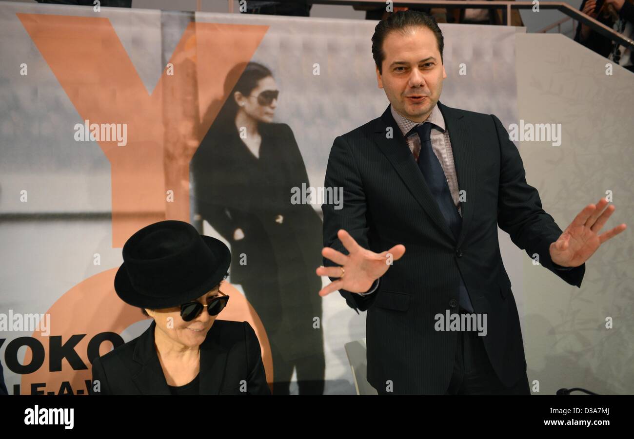 Francoforte, Germania. 14 febbraio 2013. Vedova di Lennon Yoko Ono pone accanto al direttore Staedel Max Hollein durante una conferenza stampa presso la Schirn Kunsthalle di Francoforte sul Meno, Germania, 14 febbraio 2013. Quattro giorni prima del suo ottantesimo compleanno l'artista apre la sua mostra 'Yoko Ono. Metà-A-vento Show' con le sue opere. Il exhibiiton è aperta fino al 12 maggio. Foto: ARNE DEDERT/dpa/Alamy Live News Foto Stock