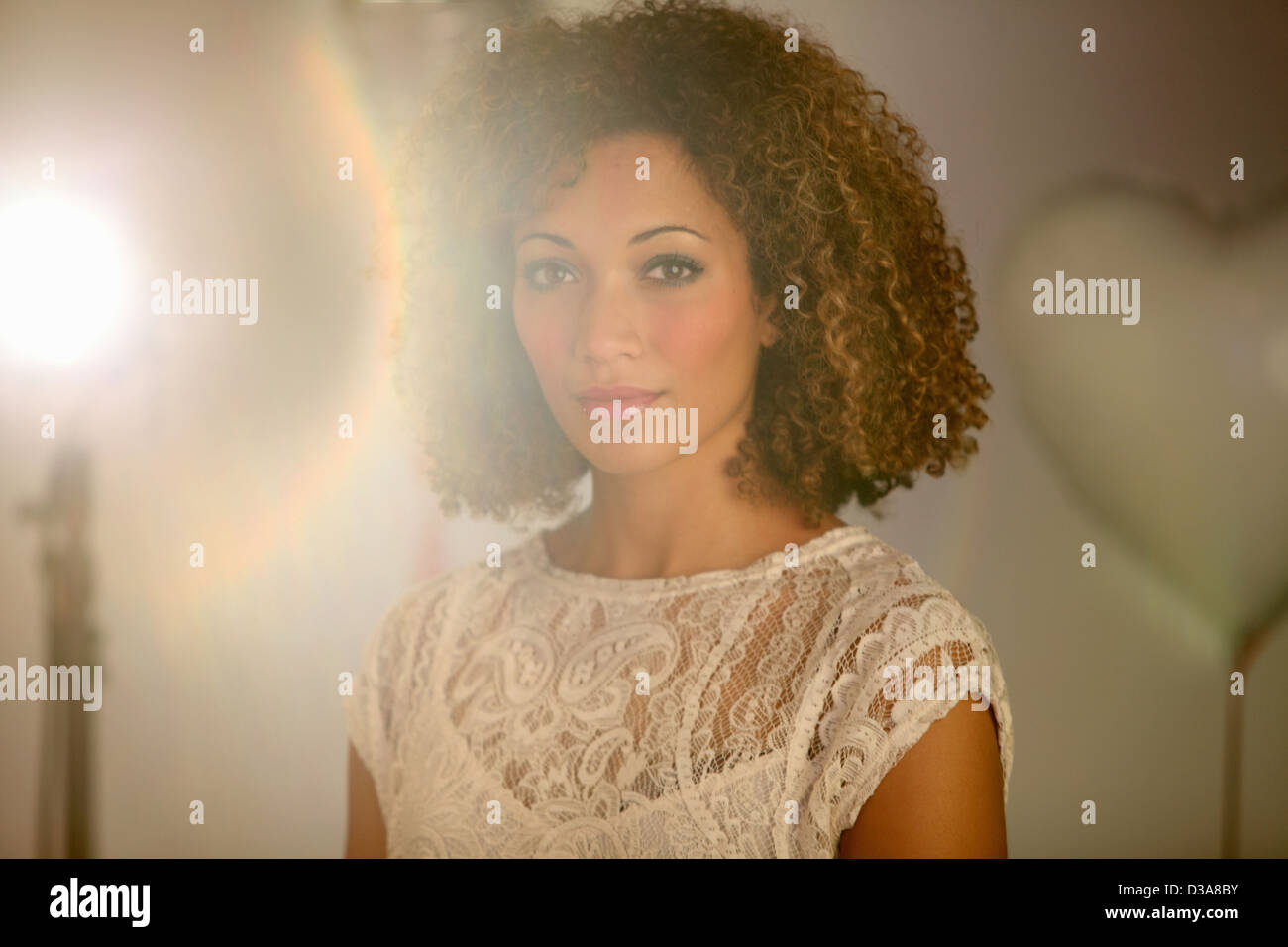 Donna che indossa il merletto Foto Stock