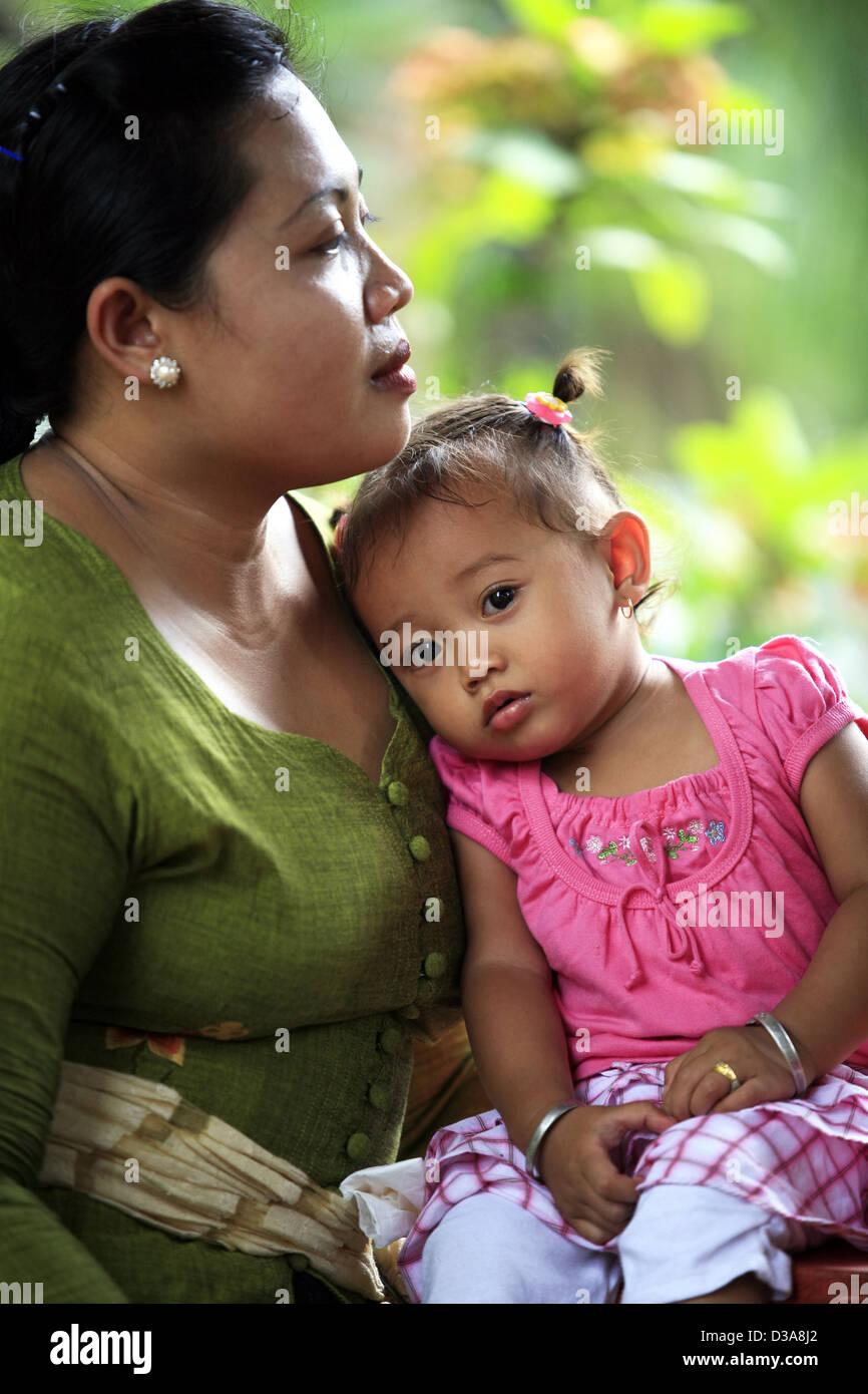 La donna indonesiana con una piccola figlia Foto Stock