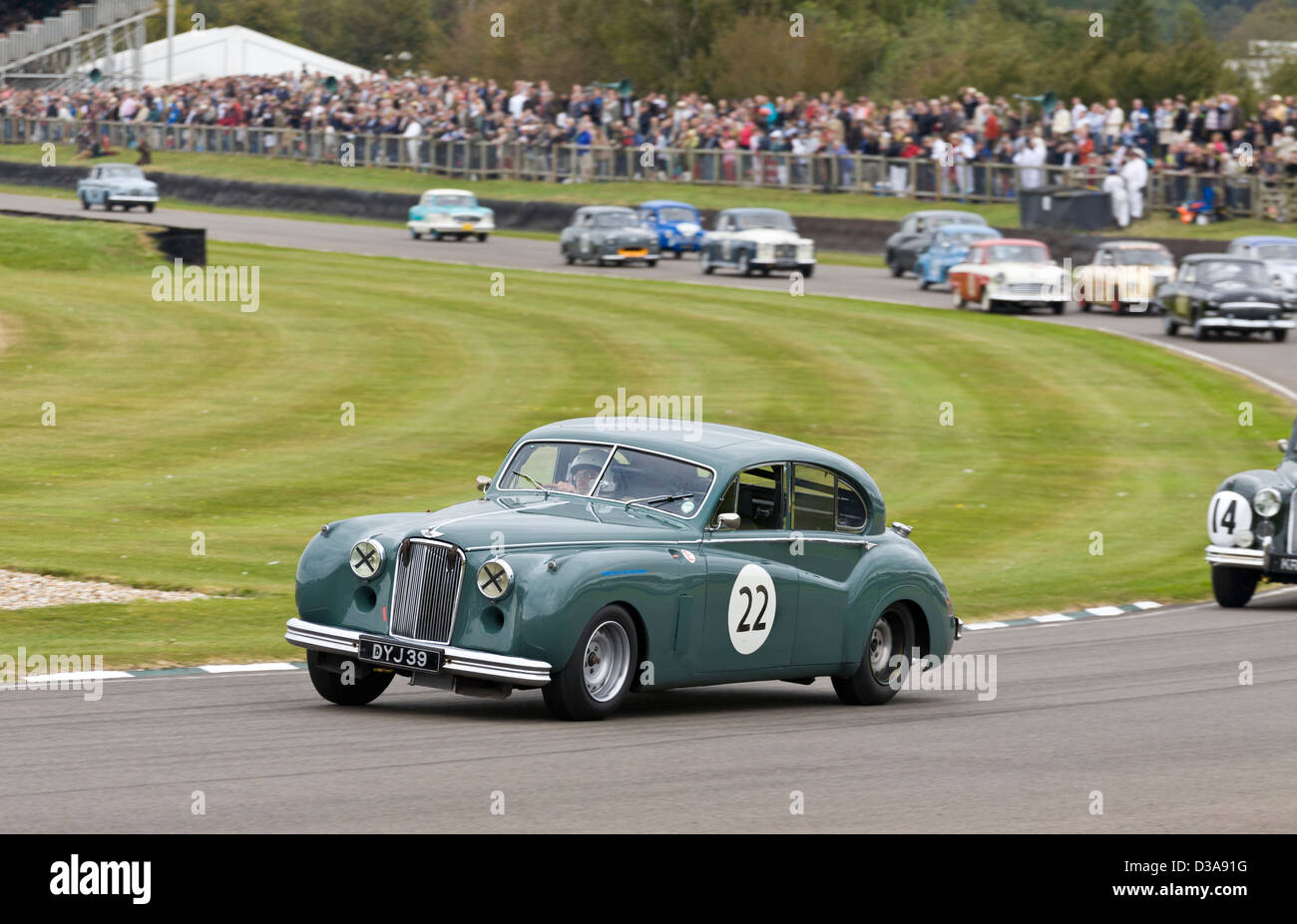 1954 Jaguar Mk VII con autista Tom Harris durante la St Mary's Trophy gara al 2012 Goodwood, Sussex, Regno Unito. Foto Stock