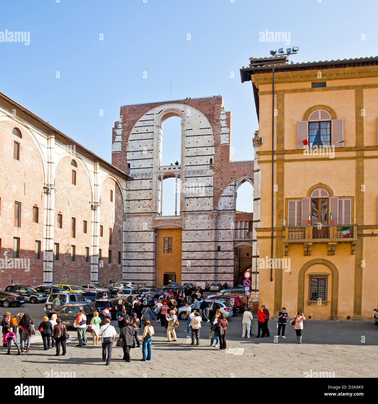 I turisti che vanno per il facciatone nel centro di Siena,parte della facciata di un grezzo (a causa della peste) destinato espansione del Duomo adiacente Foto Stock