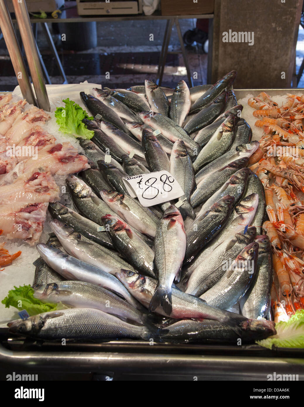 Pesce per la vendita nel mercato Foto Stock