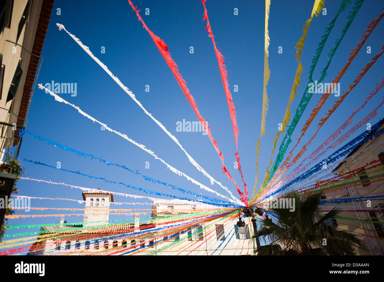 Festosa di carta colorati appesi da lampione in Mao (Mahon), Menorca (Minorca), Spagna. Foto Stock