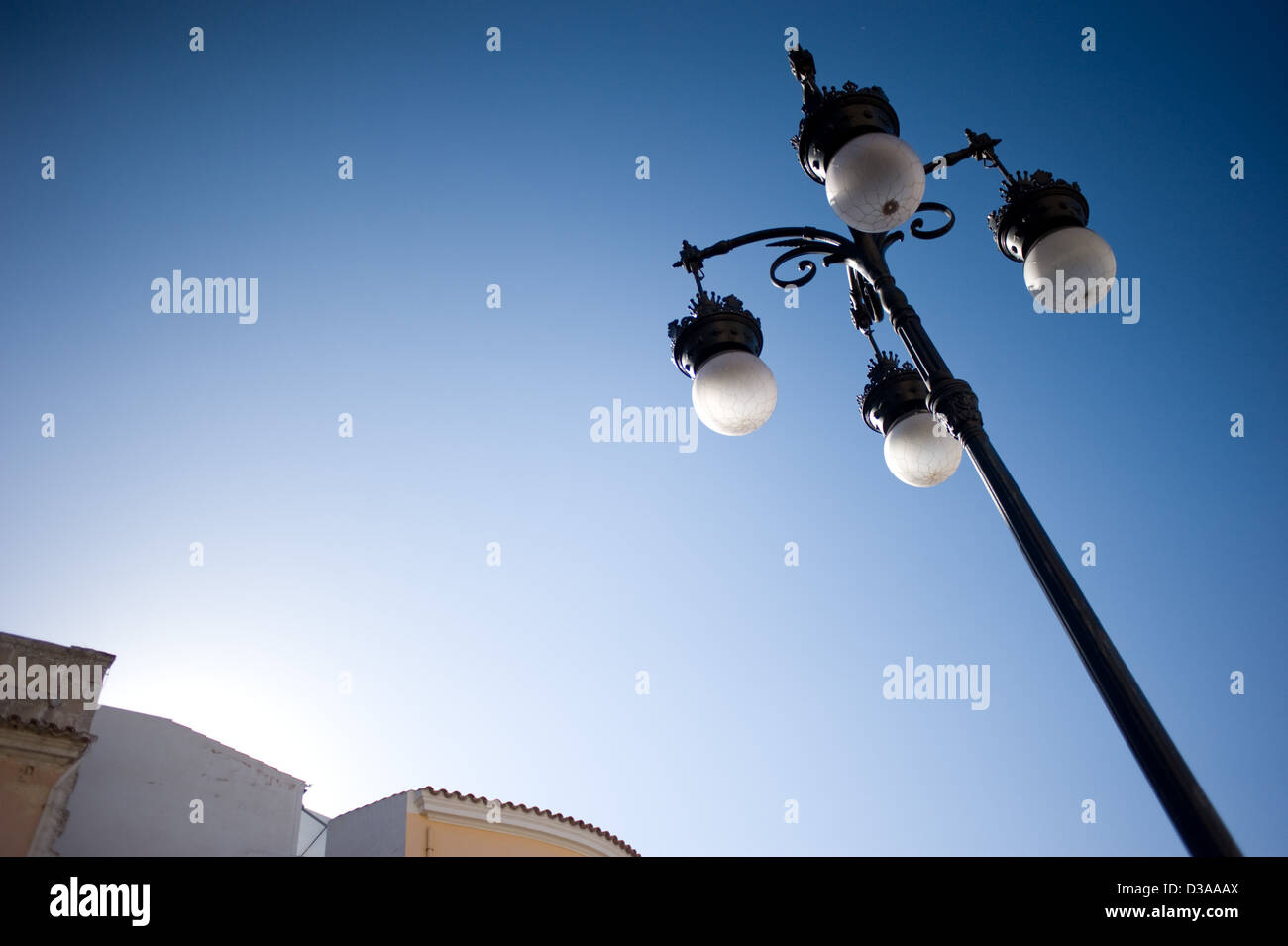 Lampione con cielo blu in background in Mahon, Minorca, Isole Baleari, Spagna. Foto Stock