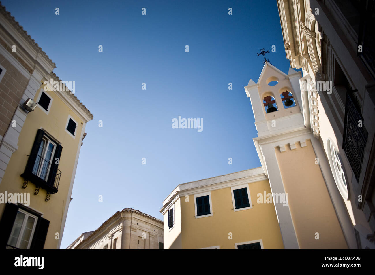 Edifici e chiesa in Mahon, Menorca, Spagna. Foto Stock