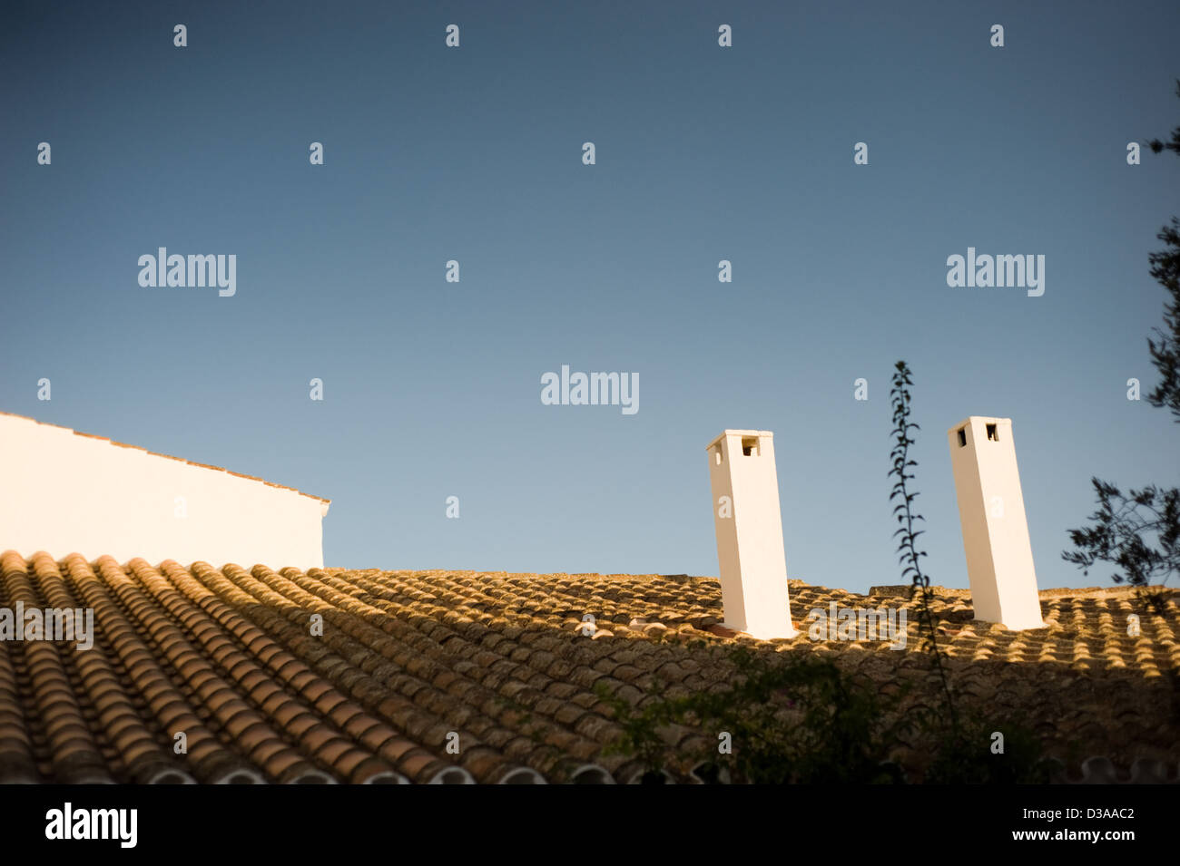 Dettagli architettonici di un edificio con camini in Monte Toro, Minorca, Isole Baleari. Foto Stock