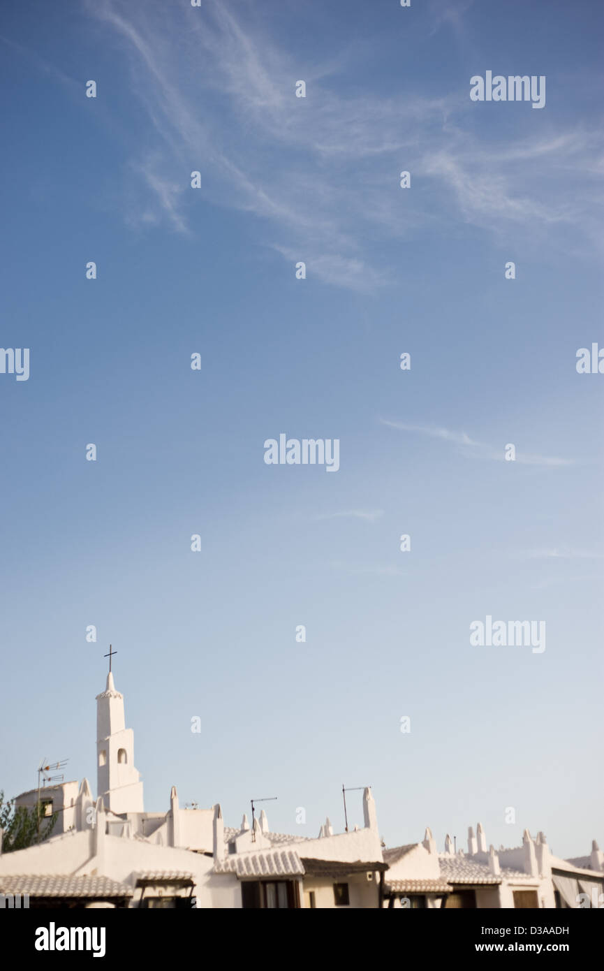 Belfry e il case nel villaggio di Binibeca. Menorca, Spagna. Foto Stock