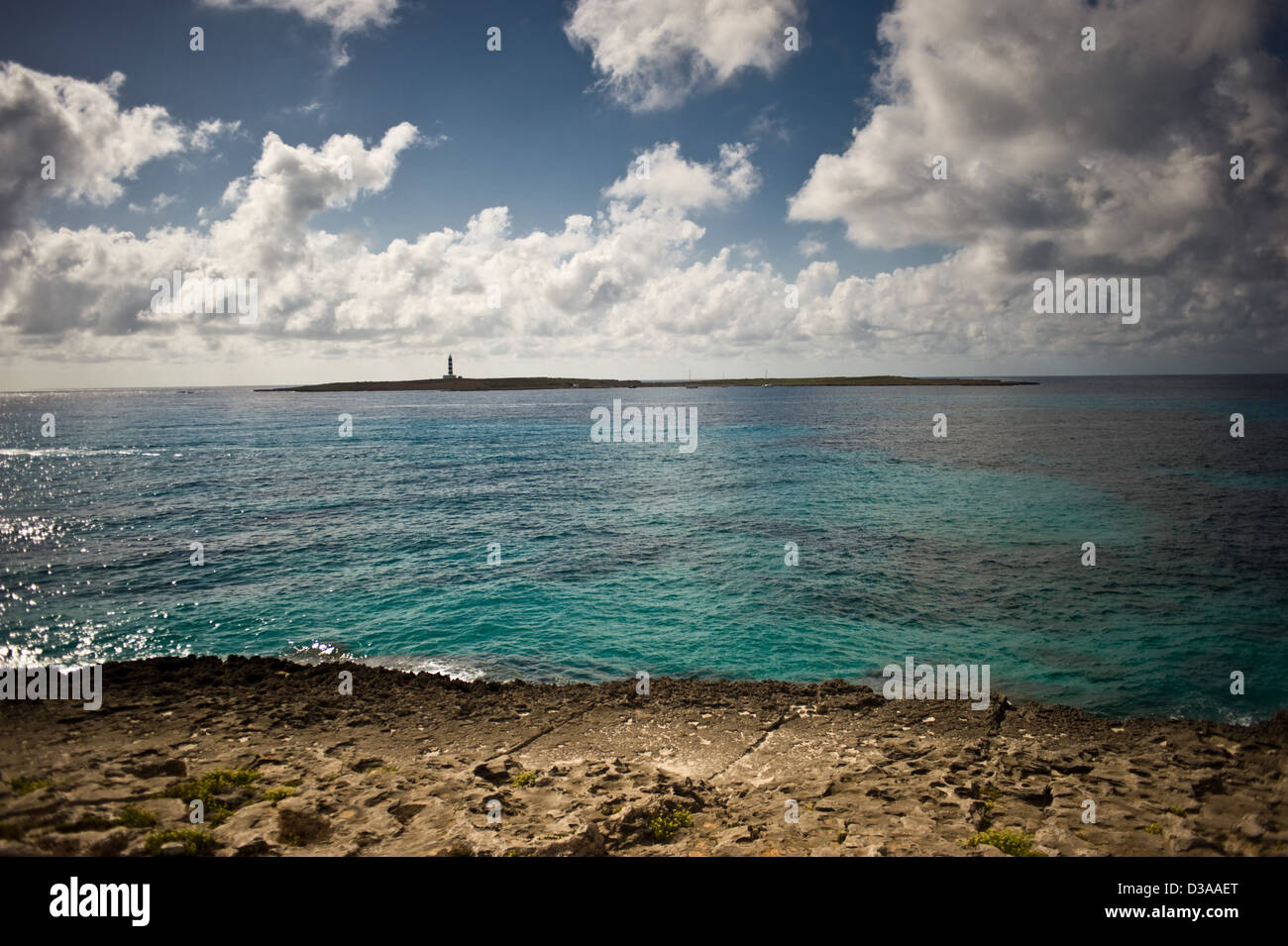 Vista del faro di Punta Prima con nuvole e sole sopra il mare a Minorca isole Baleari. Foto Stock