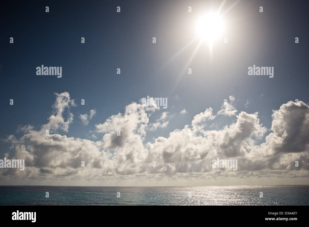 Nuvole e sole sopra il mare. Foto Stock