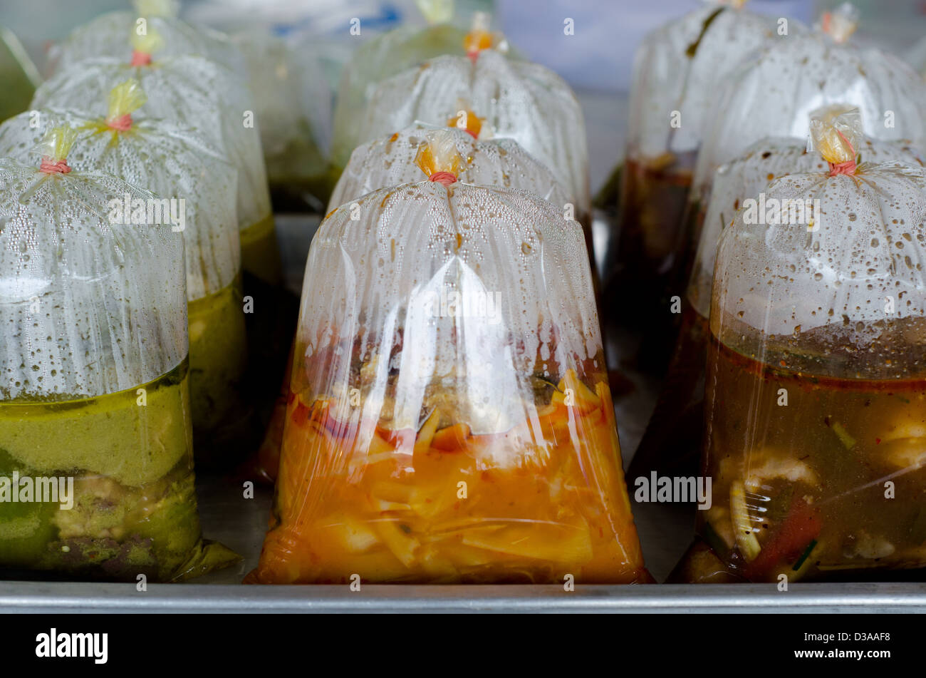 Cibo tailandese in un sacchetto di plastica, thai street food. Foto Stock
