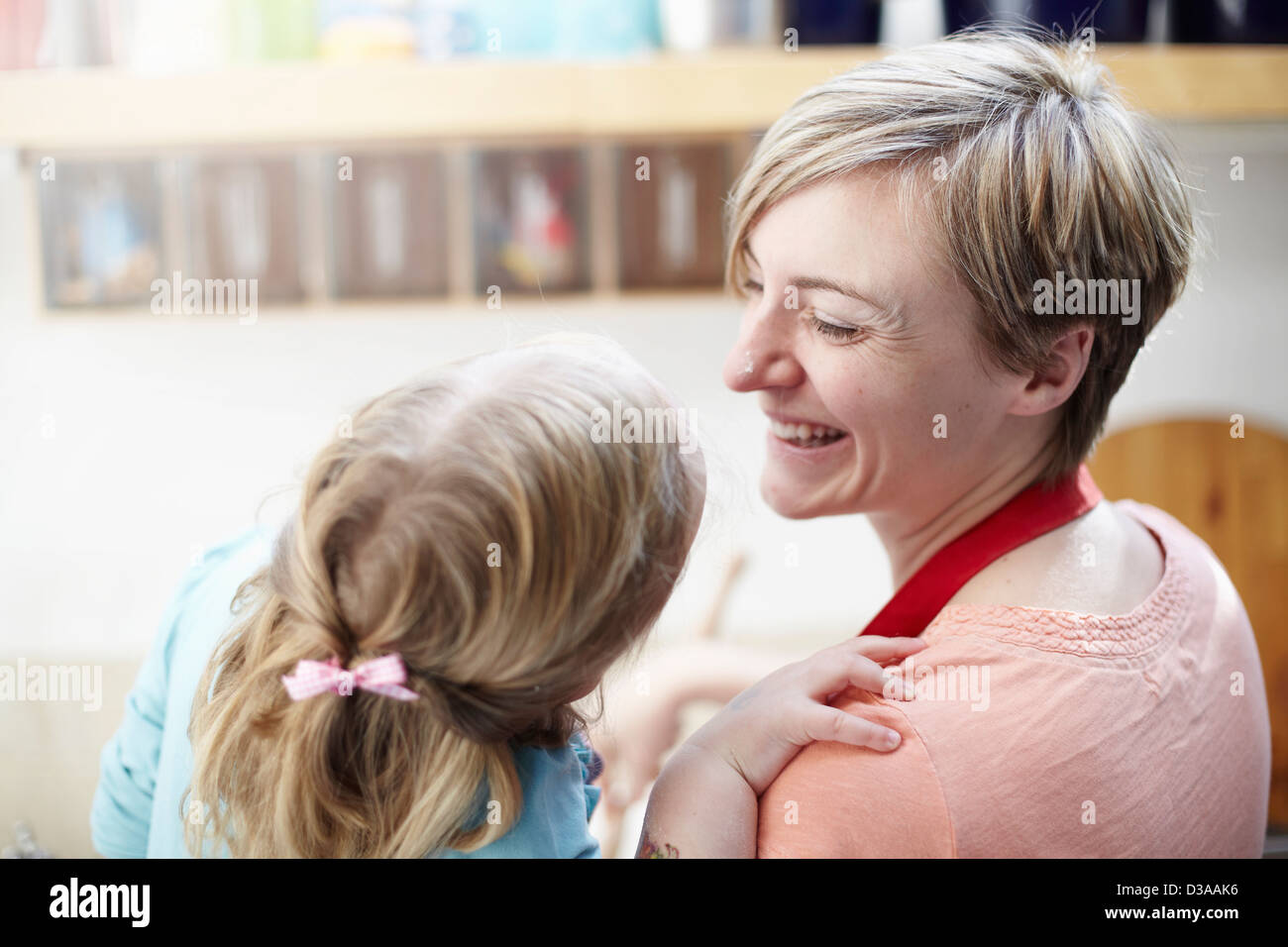 Madre e figlia insieme di cottura Foto Stock
