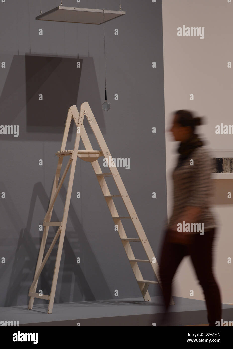 Una donna cammina passato l'installazione 'Ceilin Pittura (1966)' da Yoko Ono sono presentati alla Schirn Kunsthalle di Francoforte sul Meno, Germania, 14 febbraio 2013. Quattro giorni prima del suo ottantesimo compleanno l'artista apre la sua mostra 'Yoko Ono. Metà-A-vento Show' con le sue opere. Il exhibiiton è aperta fino al 12 maggio. Foto: ARNE DEDERT Foto Stock