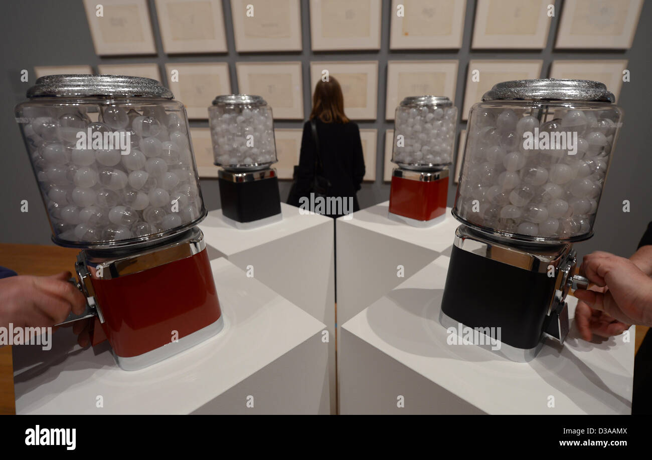 Visitatori provare l'installazione 'erogatori di aria (1971/2013)" di Yoko Ono sono presentati alla Schirn Kunsthalle di Francoforte sul Meno, Germania, 14 febbraio 2013. Quattro giorni prima del suo ottantesimo compleanno l'artista apre la sua mostra 'Yoko Ono. Metà-A-vento Show' con le sue opere. Il exhibiiton è aperta fino al 12 maggio. Foto: ARNE DEDERT Foto Stock